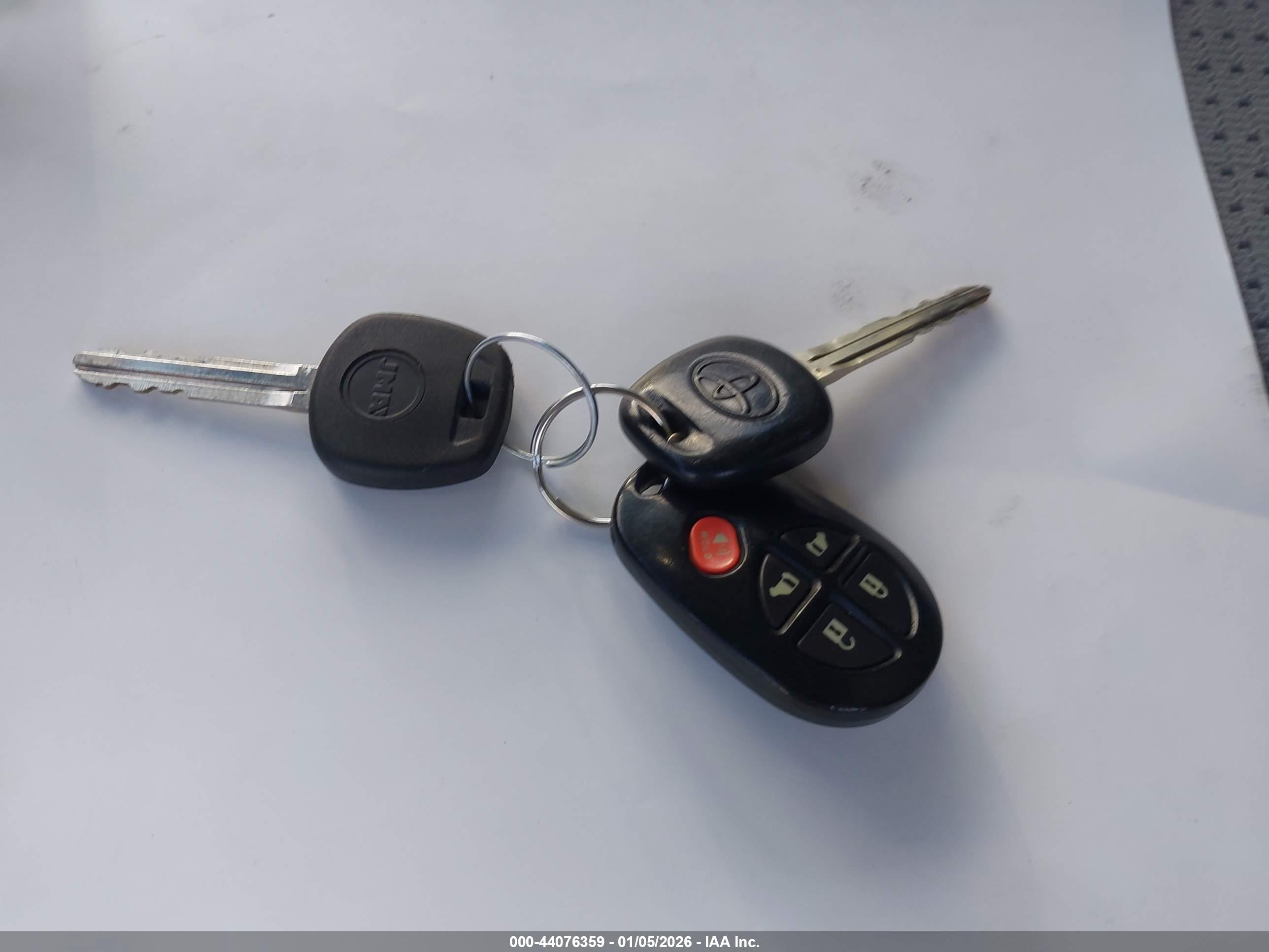 TOYOTA SIENNA image 11