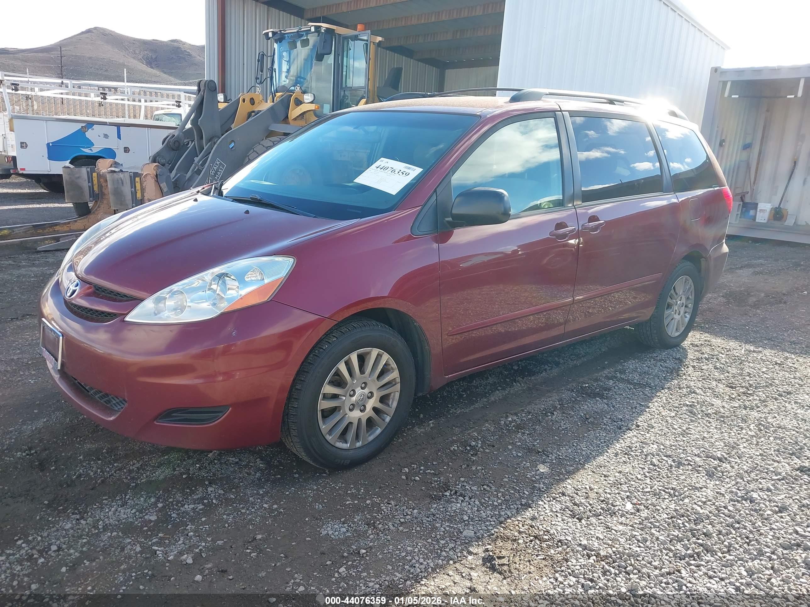 TOYOTA SIENNA image 2