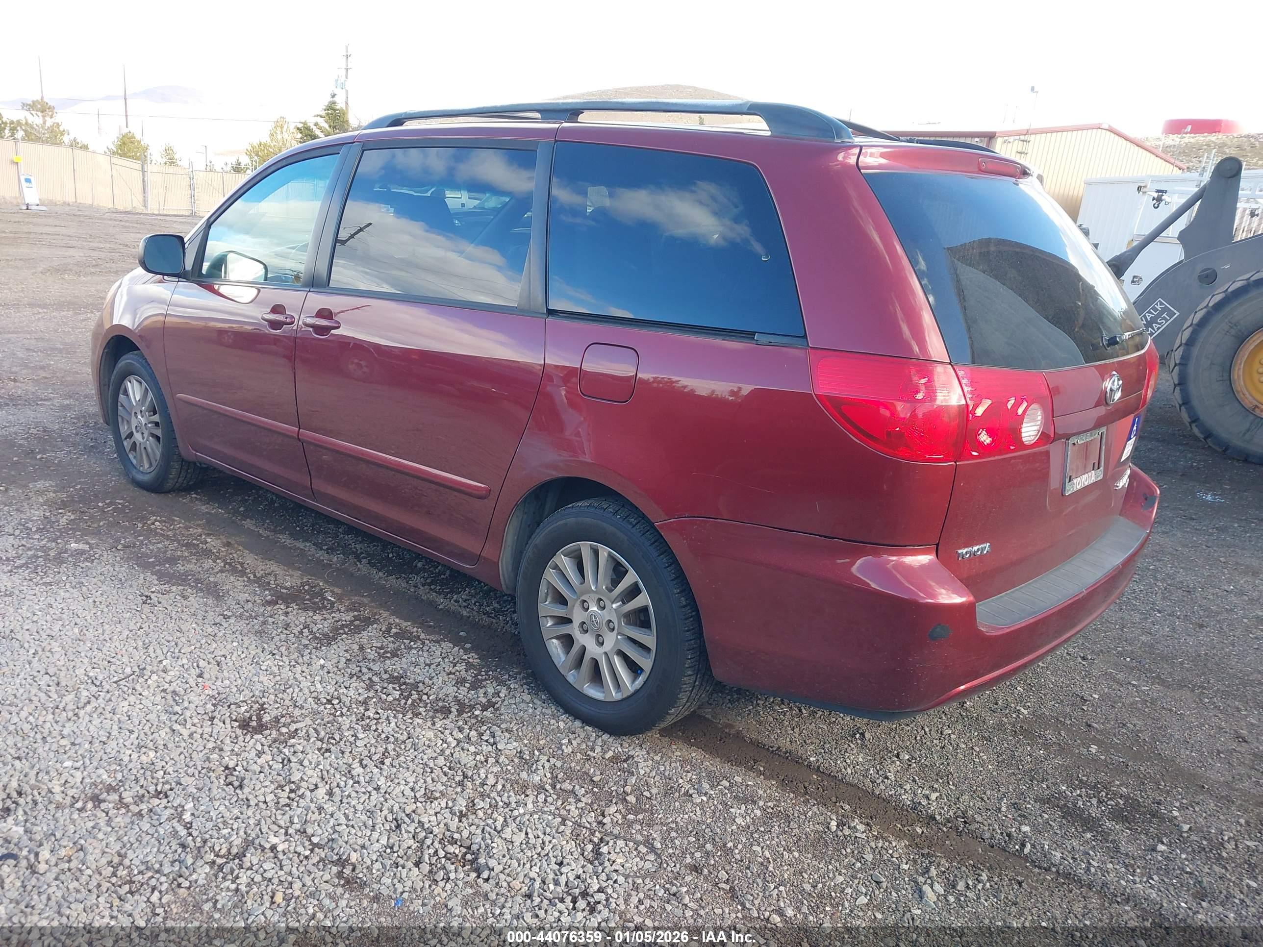 TOYOTA SIENNA image 3