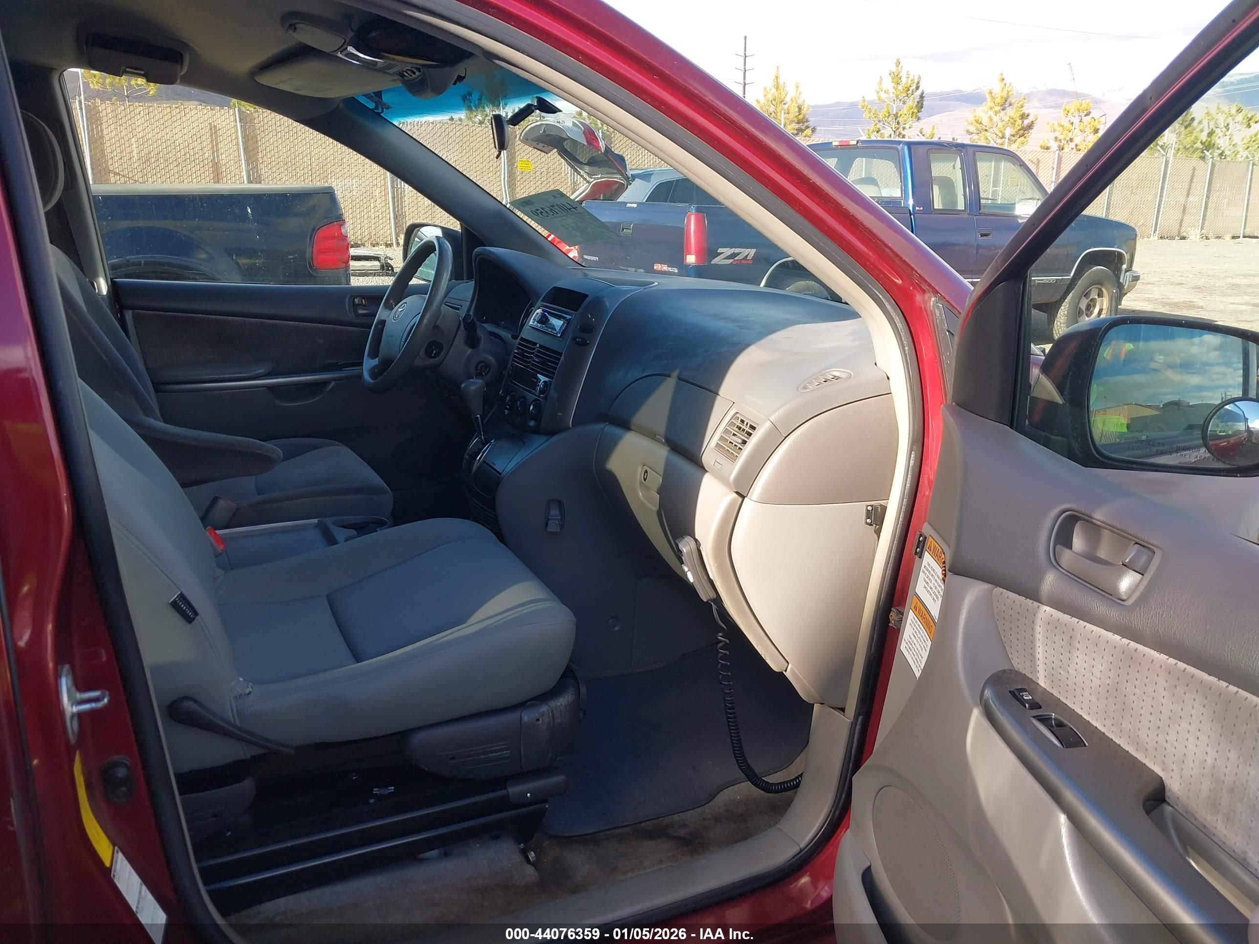 TOYOTA SIENNA image 5