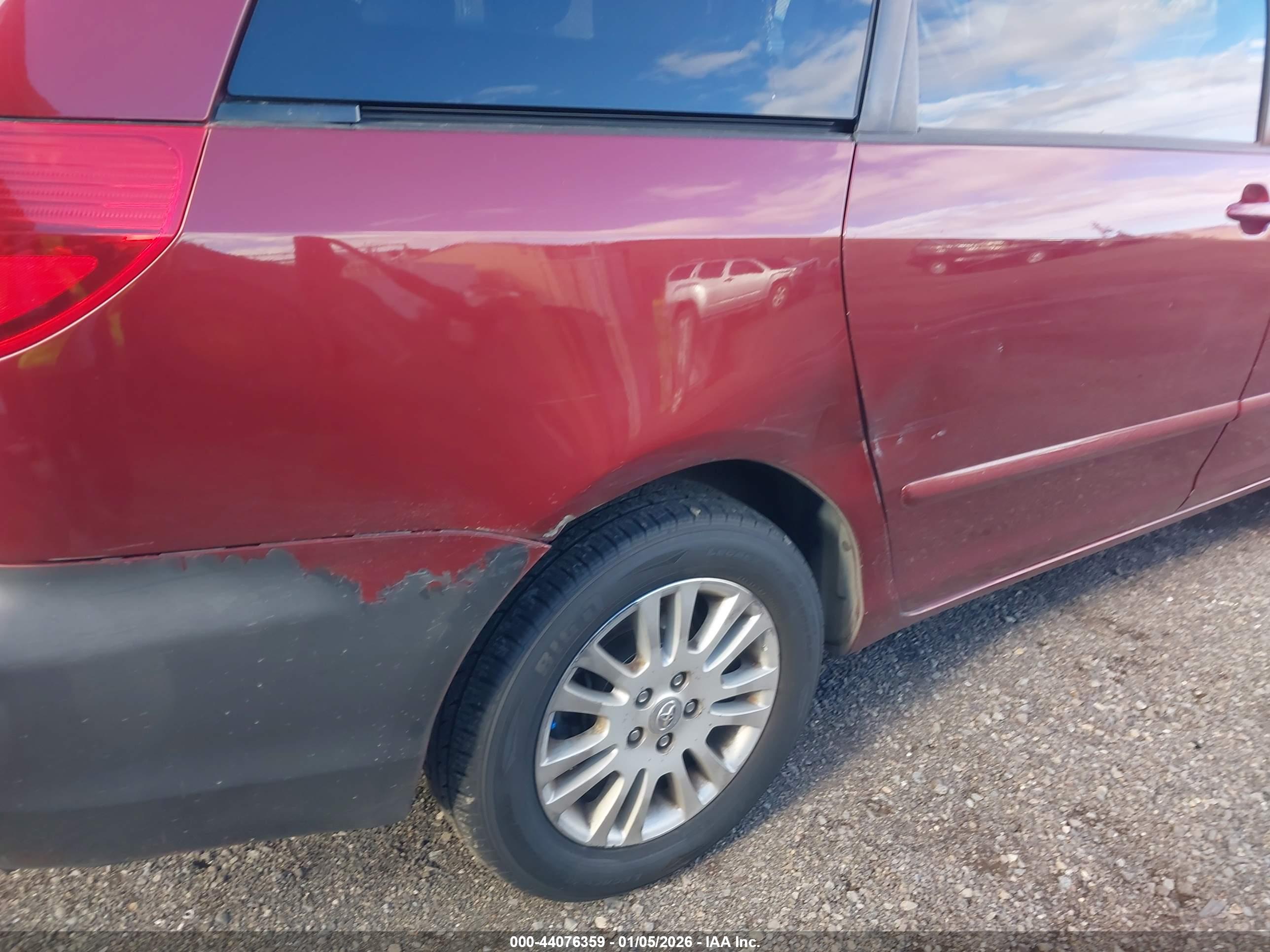 TOYOTA SIENNA image 6