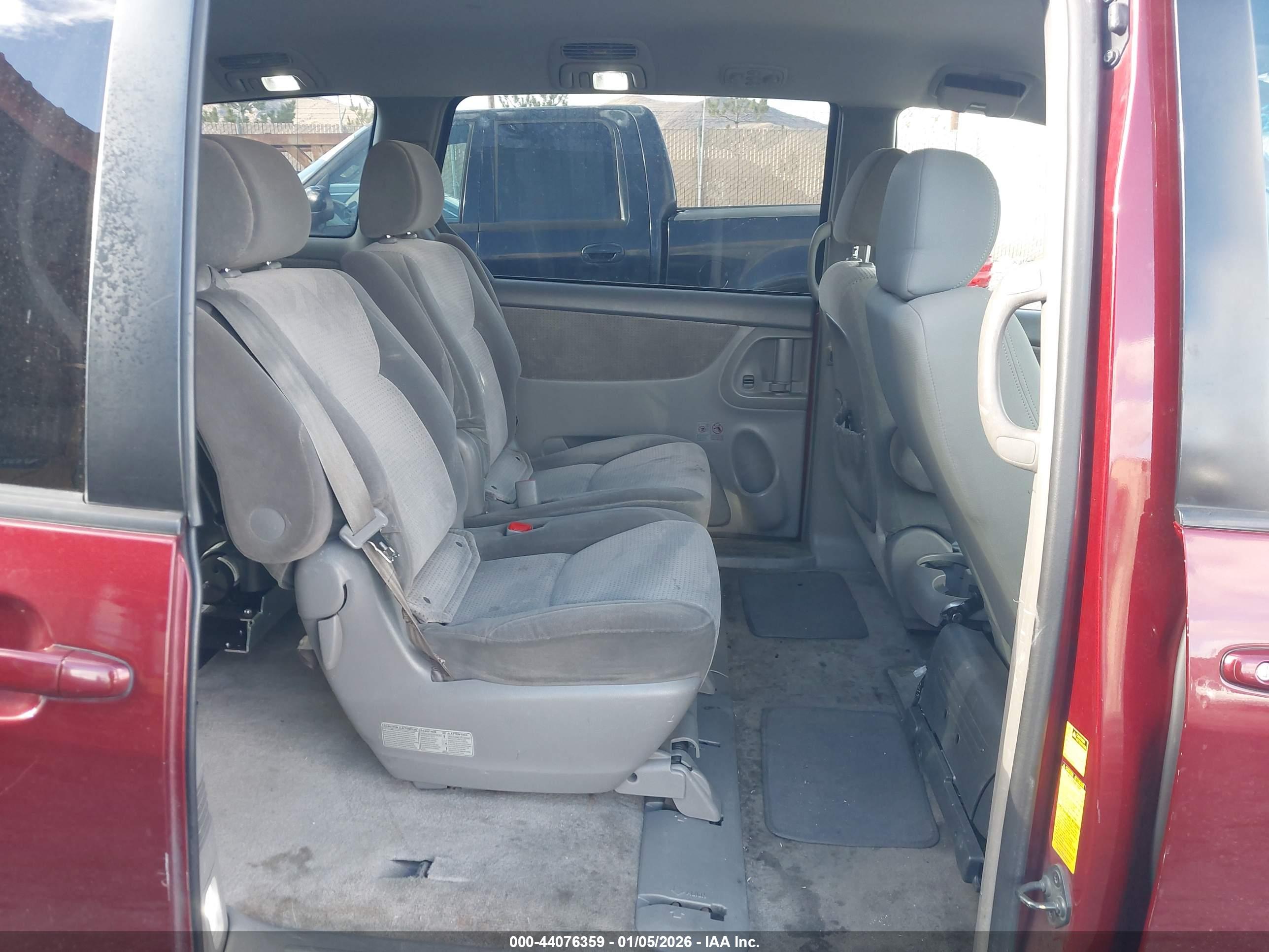 TOYOTA SIENNA image 8