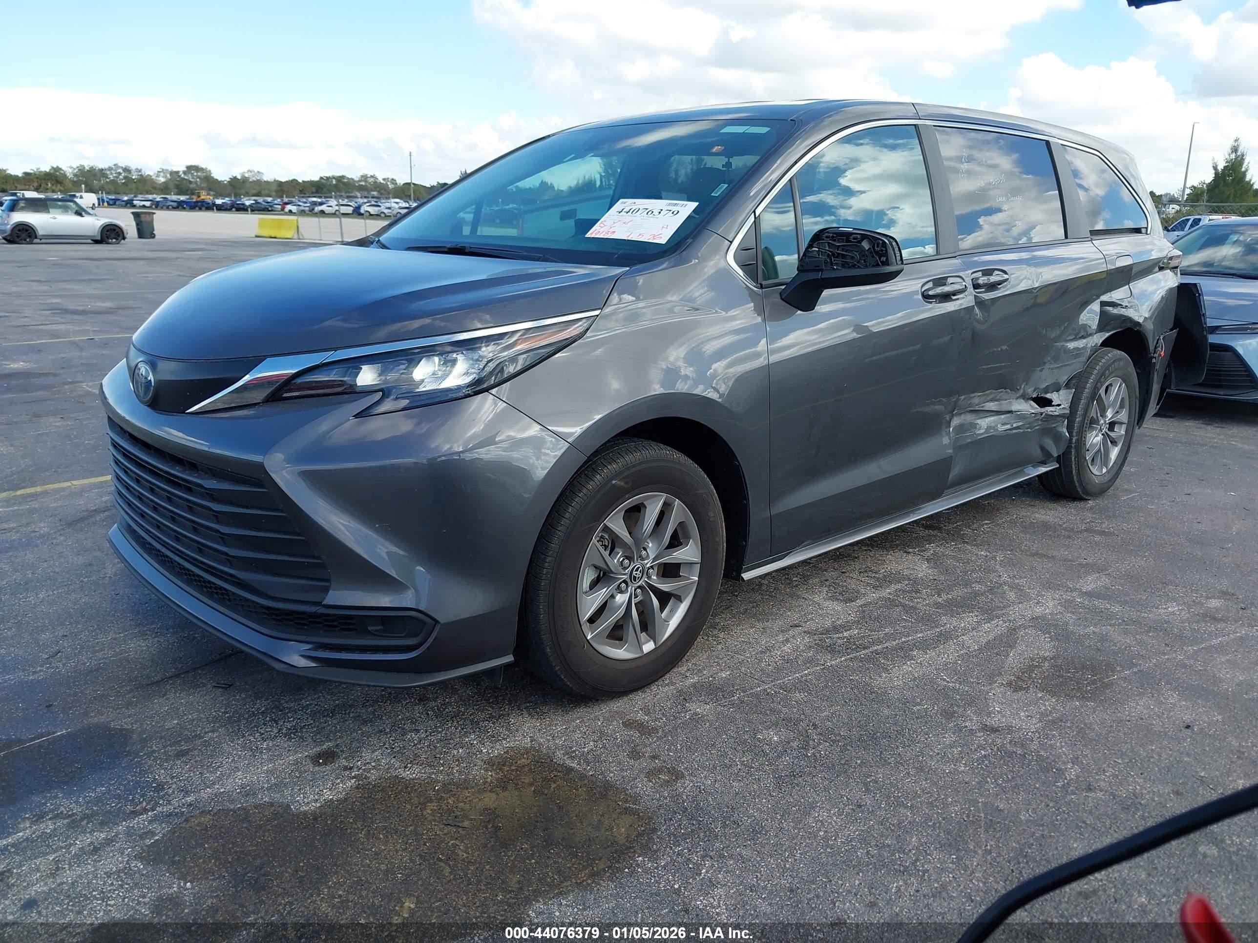 TOYOTA SIENNA image 2