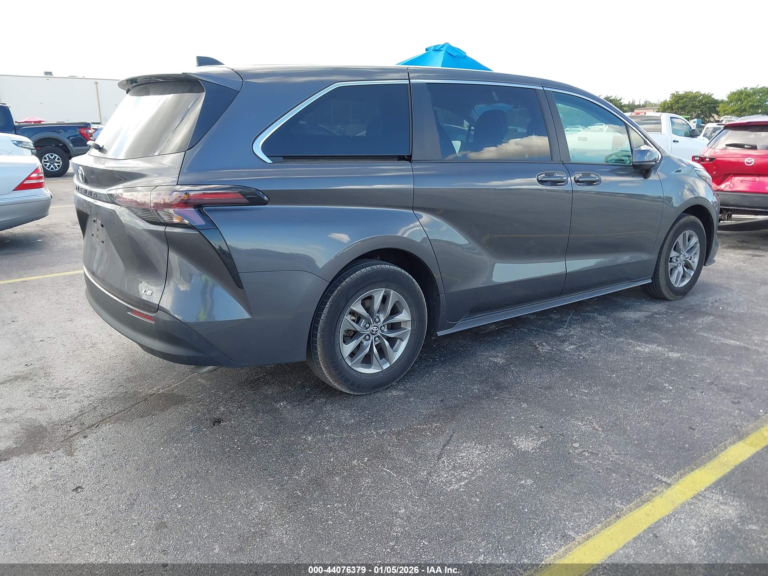TOYOTA SIENNA image 4