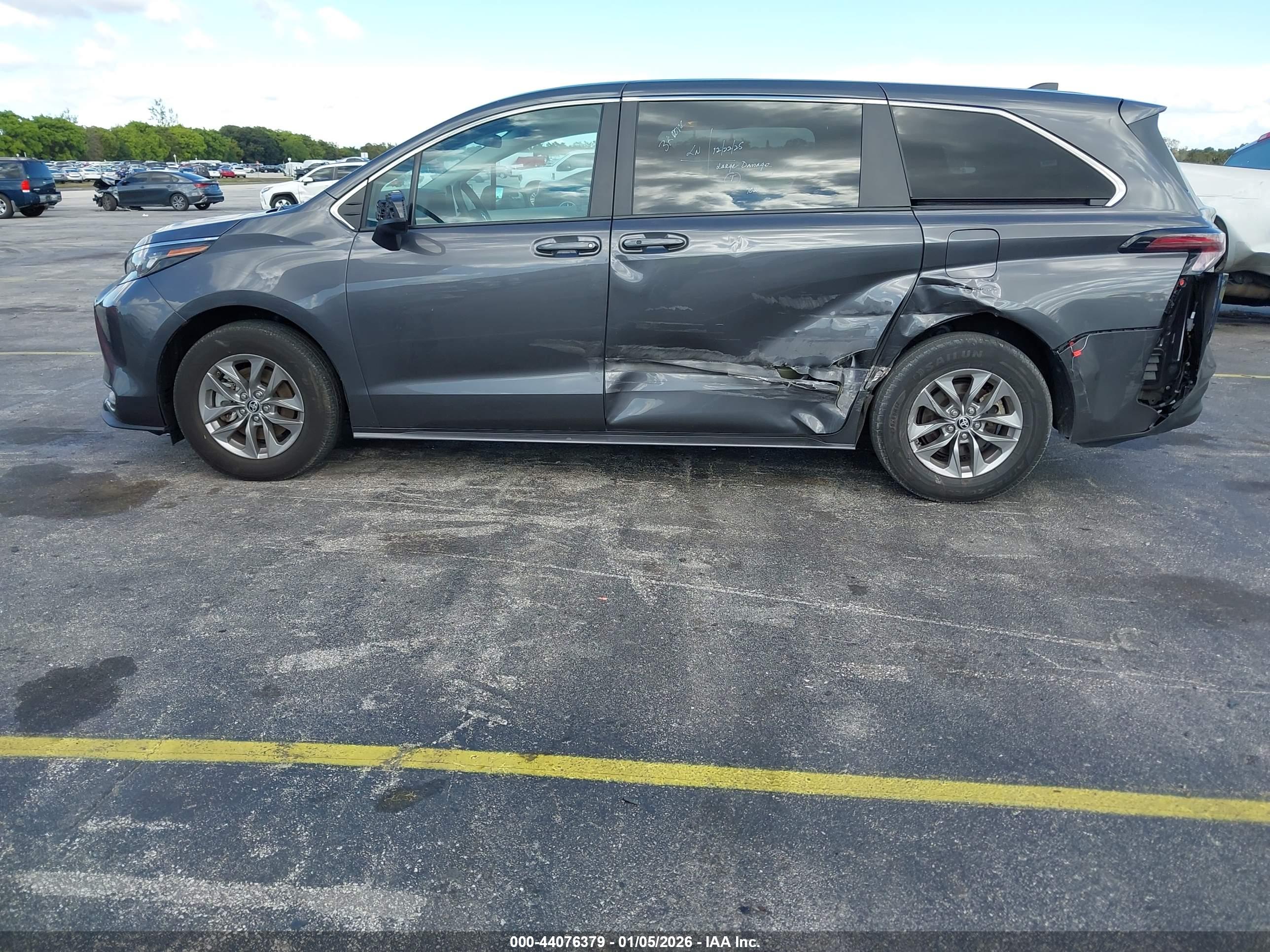 TOYOTA SIENNA image 6