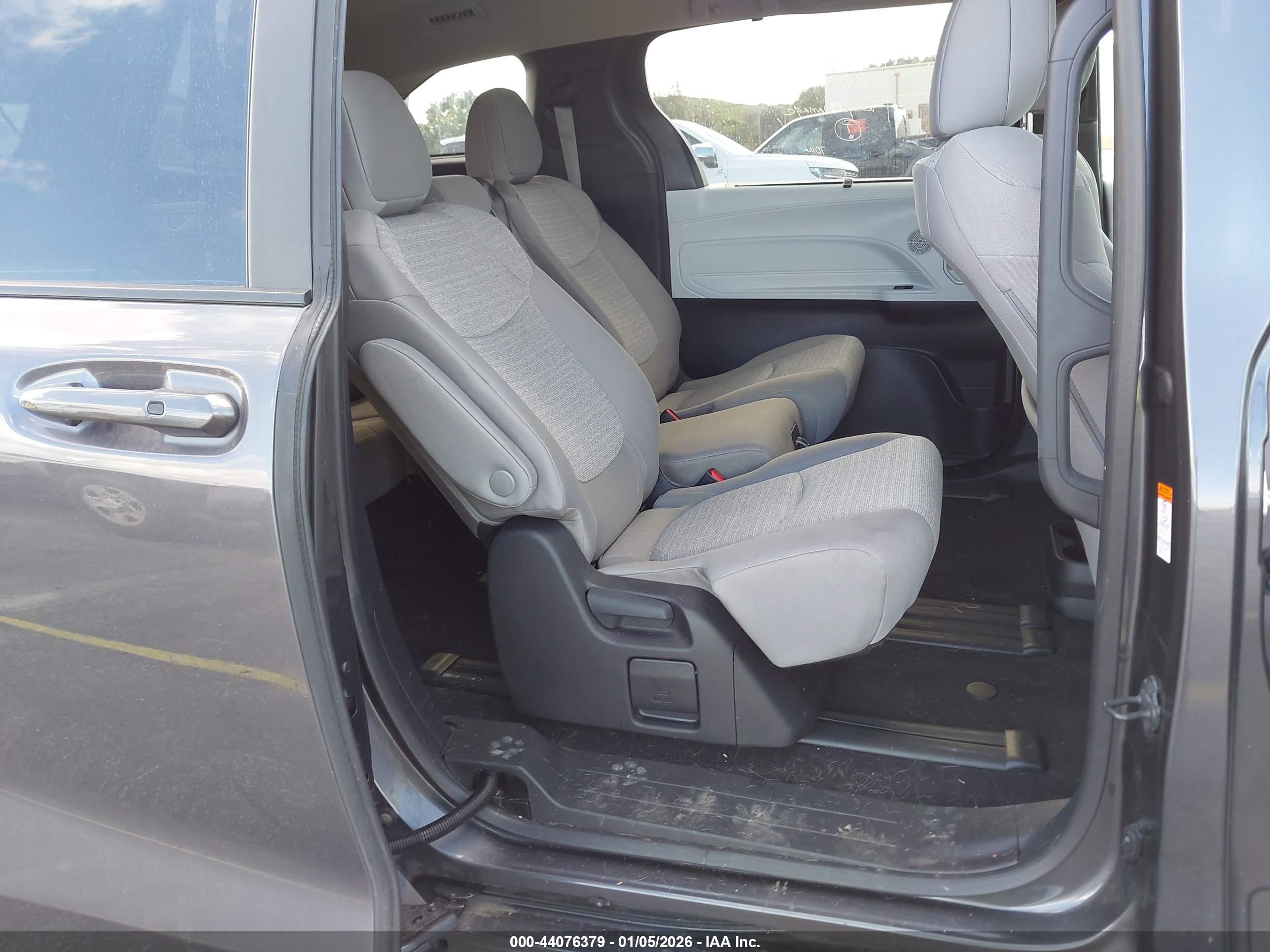 TOYOTA SIENNA image 8