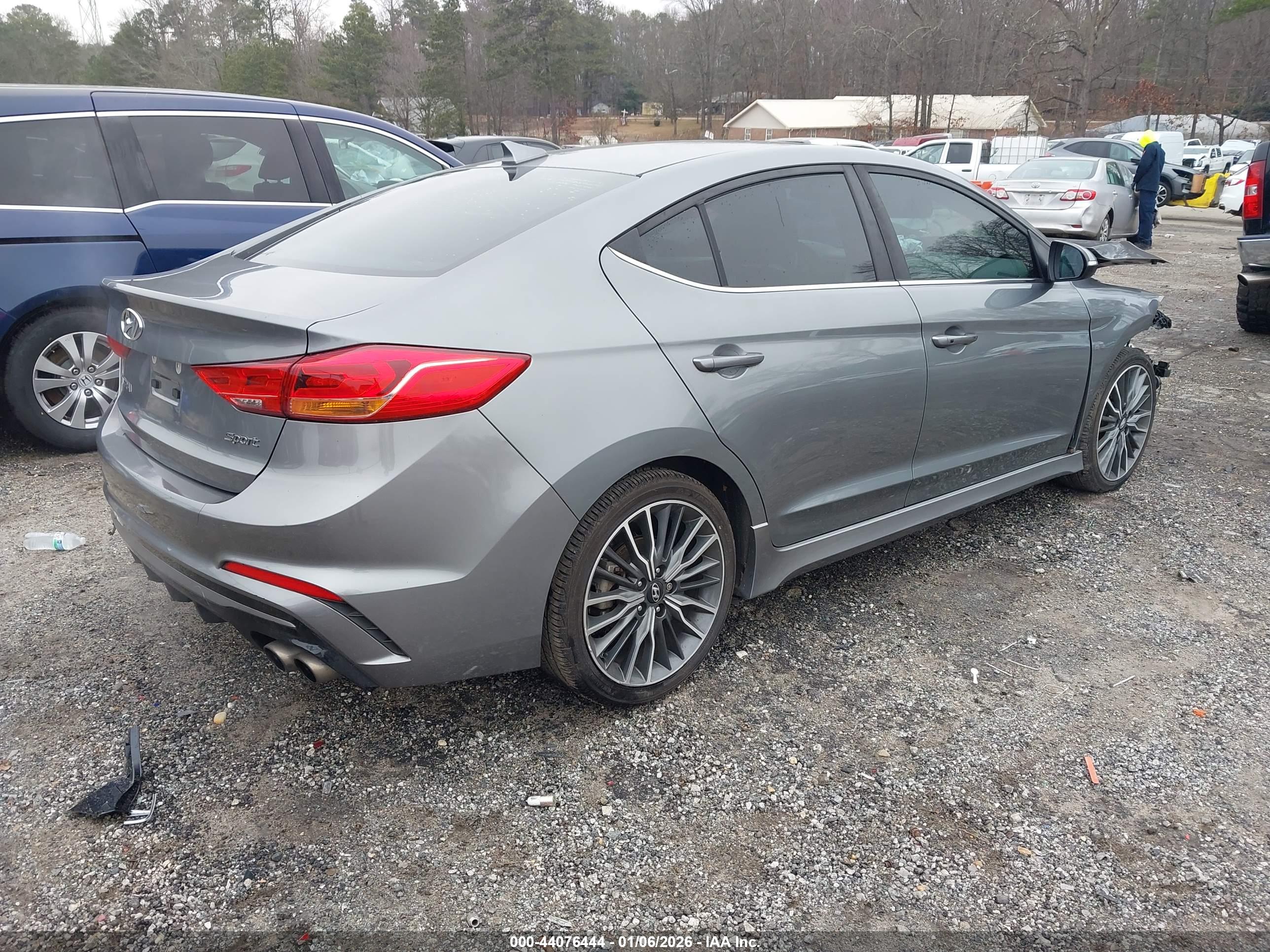 HYUNDAI ELANTRA image 4