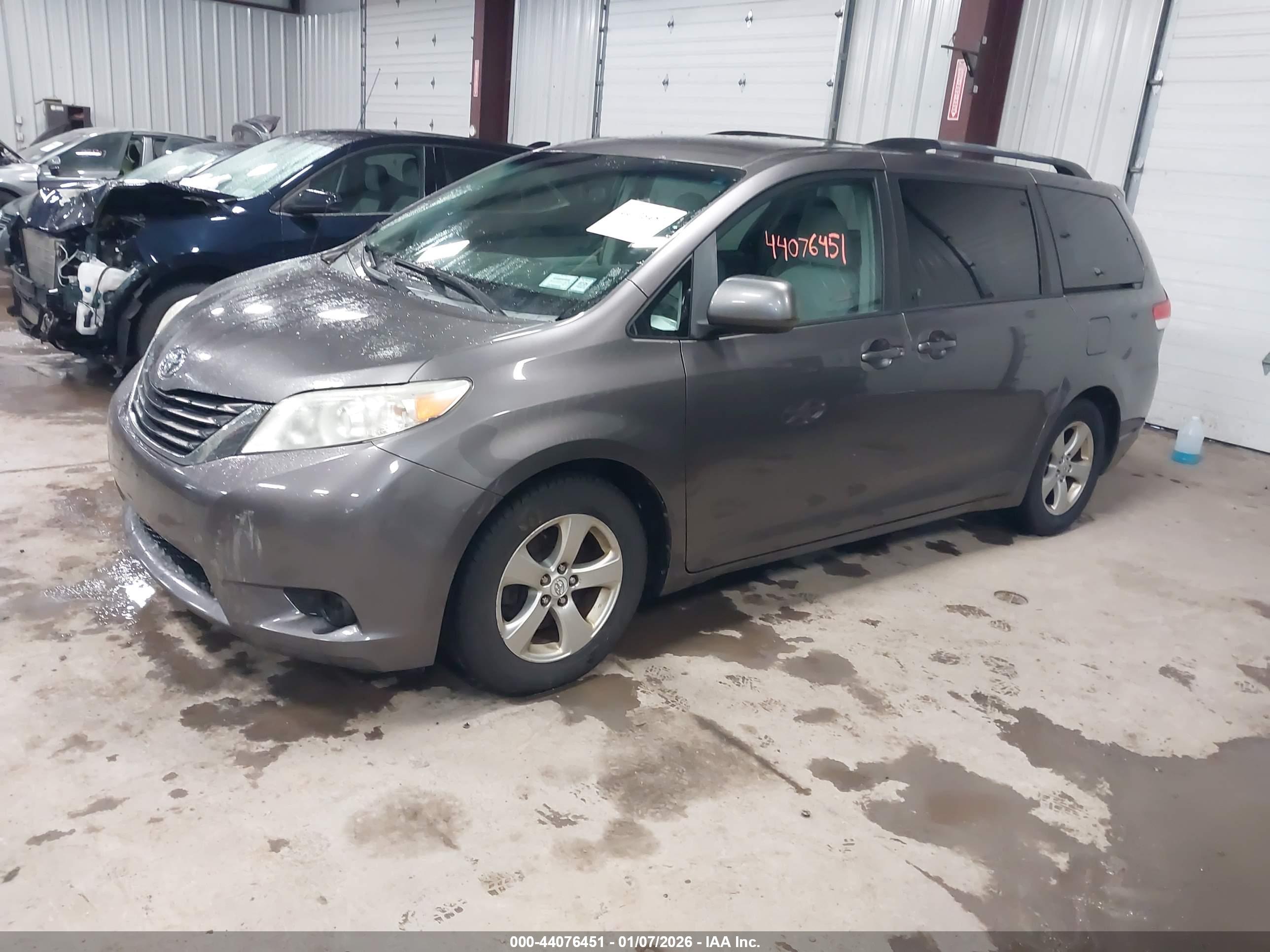 TOYOTA SIENNA image 2