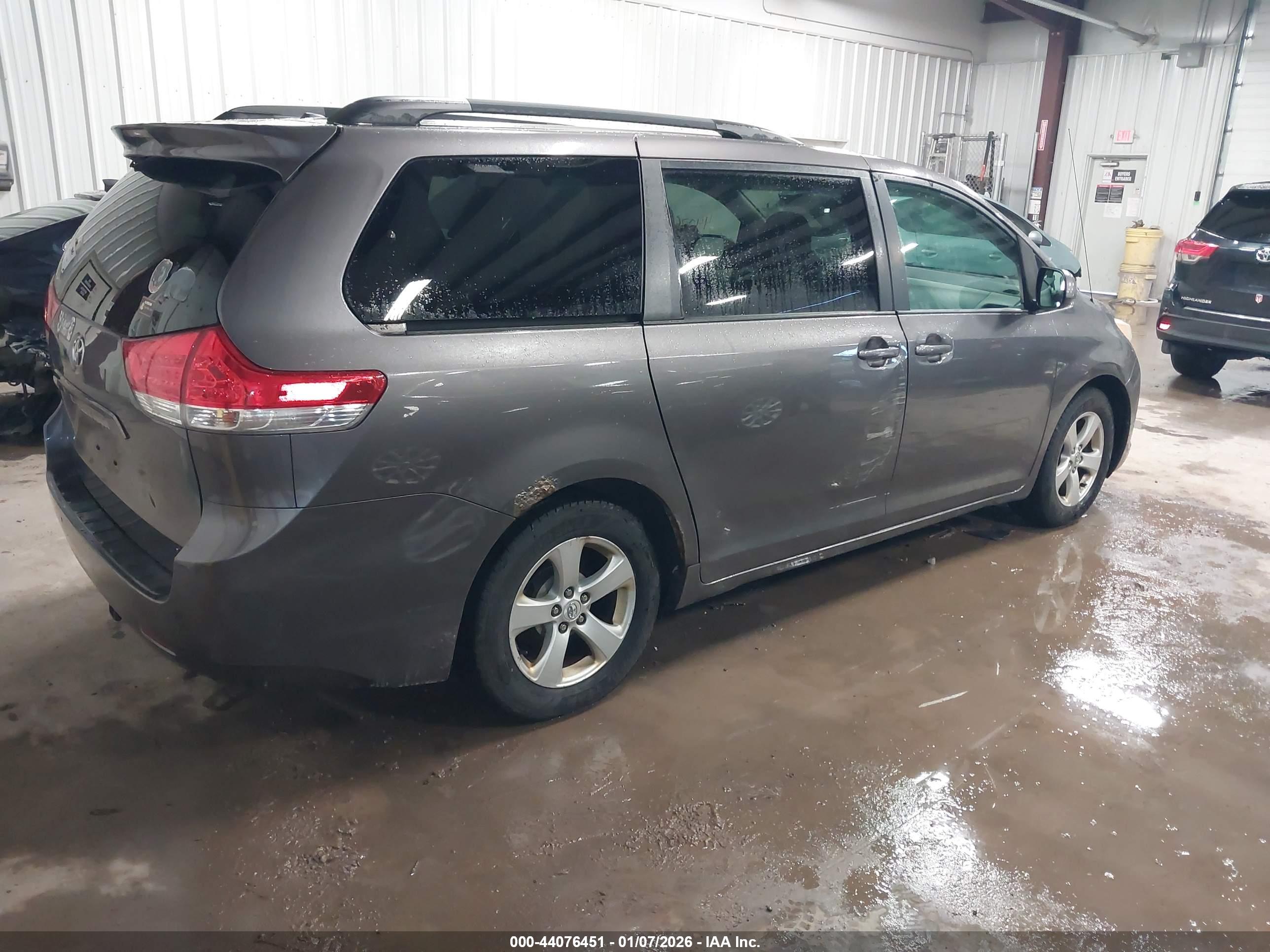 TOYOTA SIENNA image 4