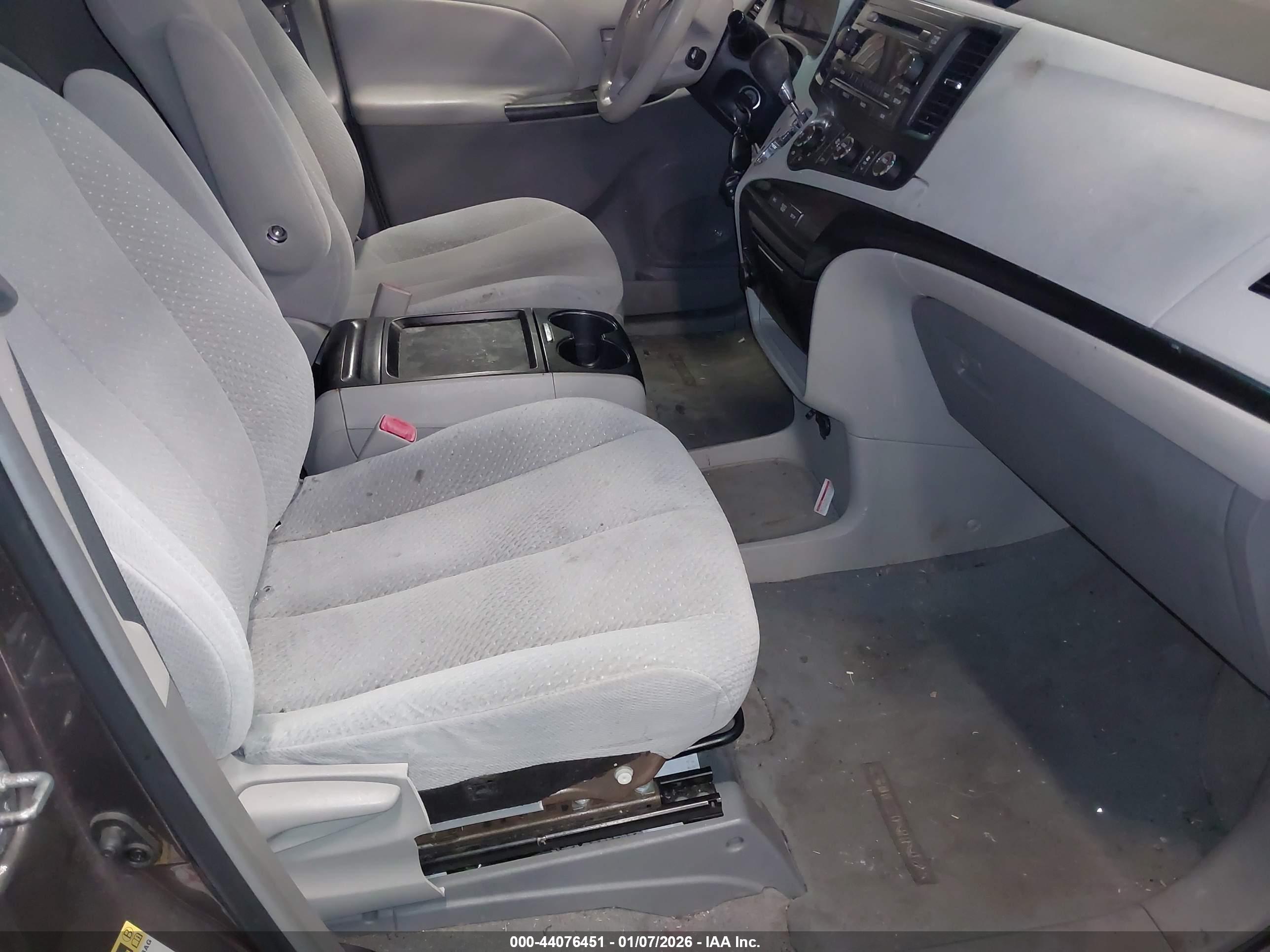 TOYOTA SIENNA image 5