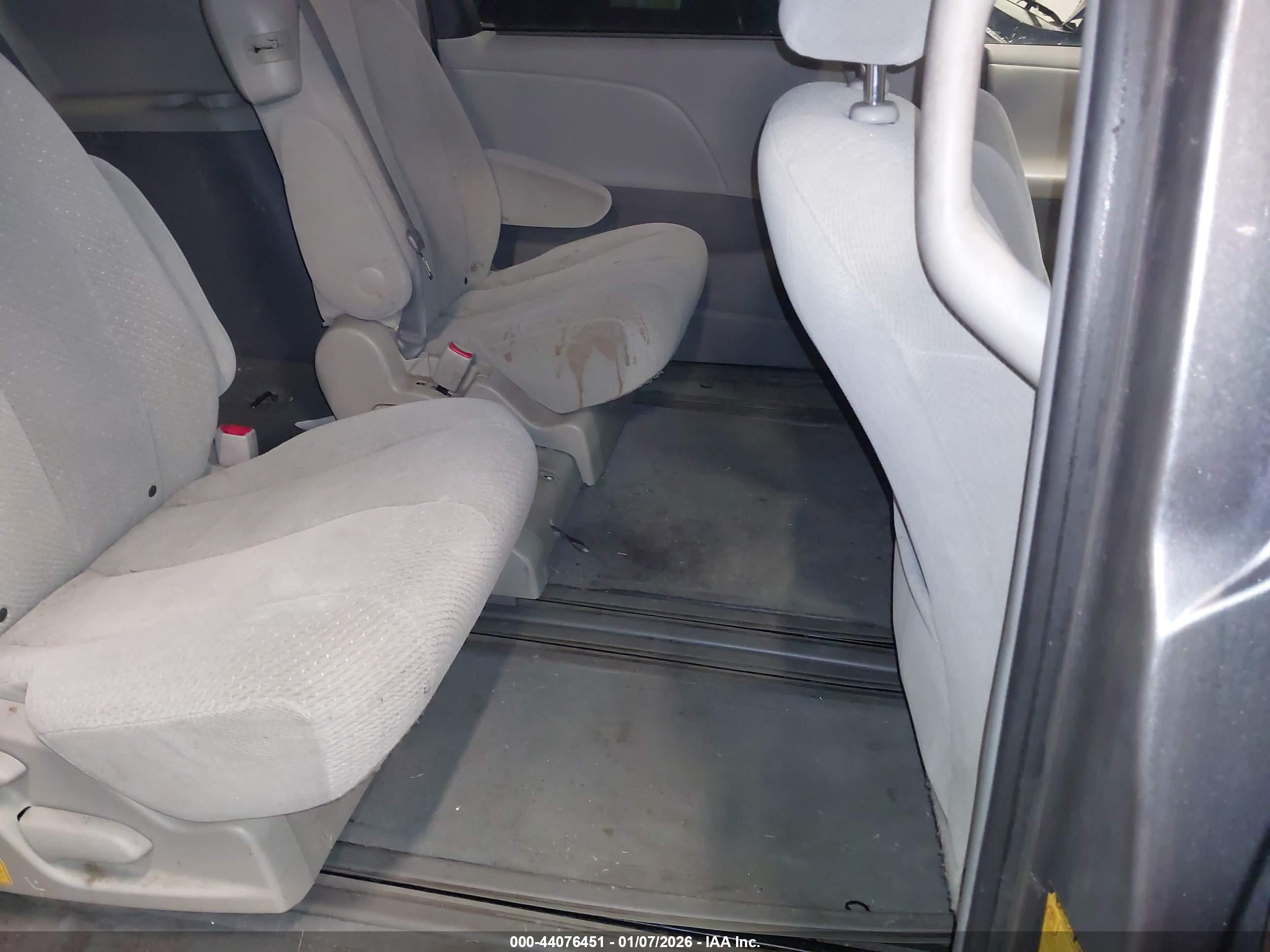 TOYOTA SIENNA image 8