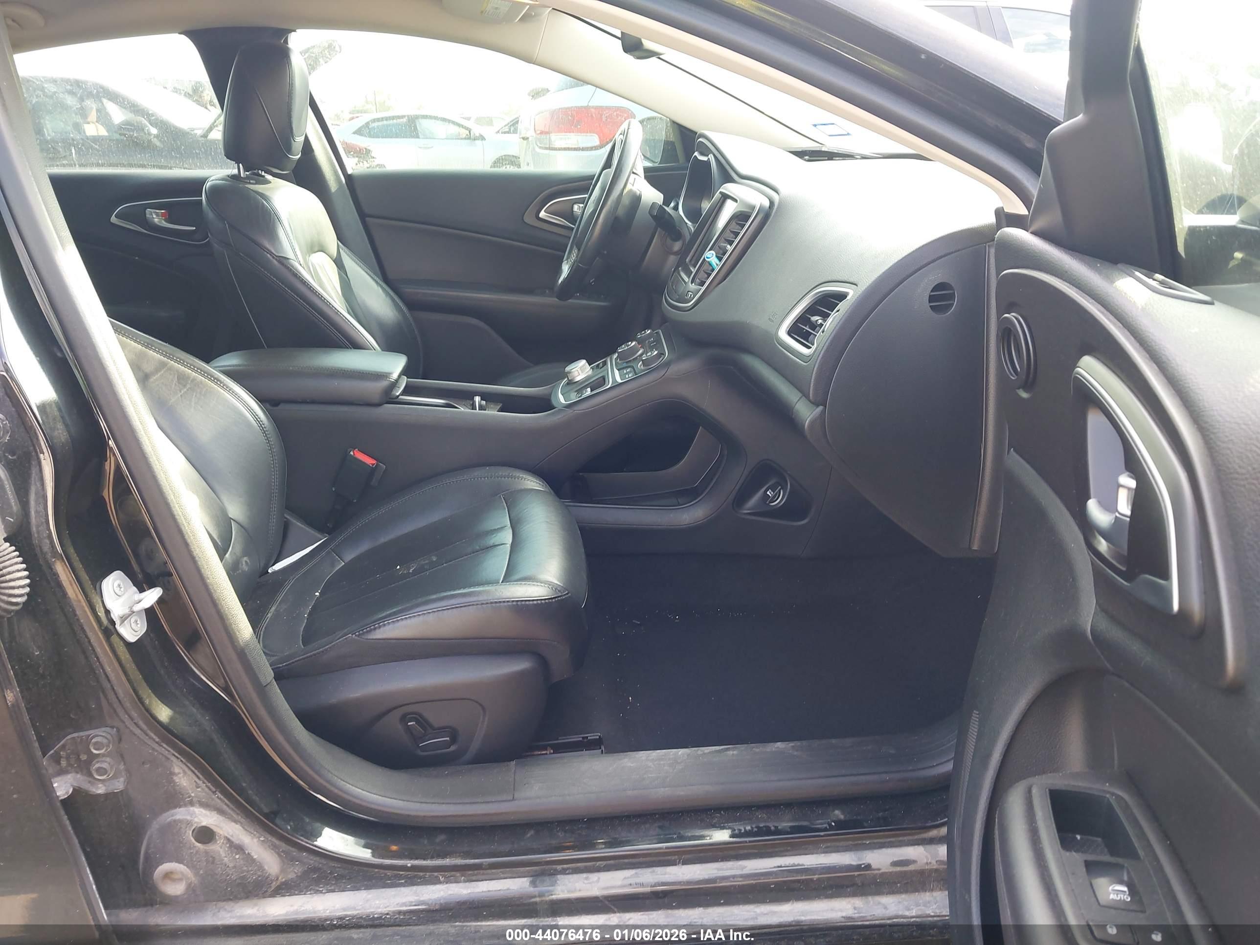 CHRYSLER 200 image 5