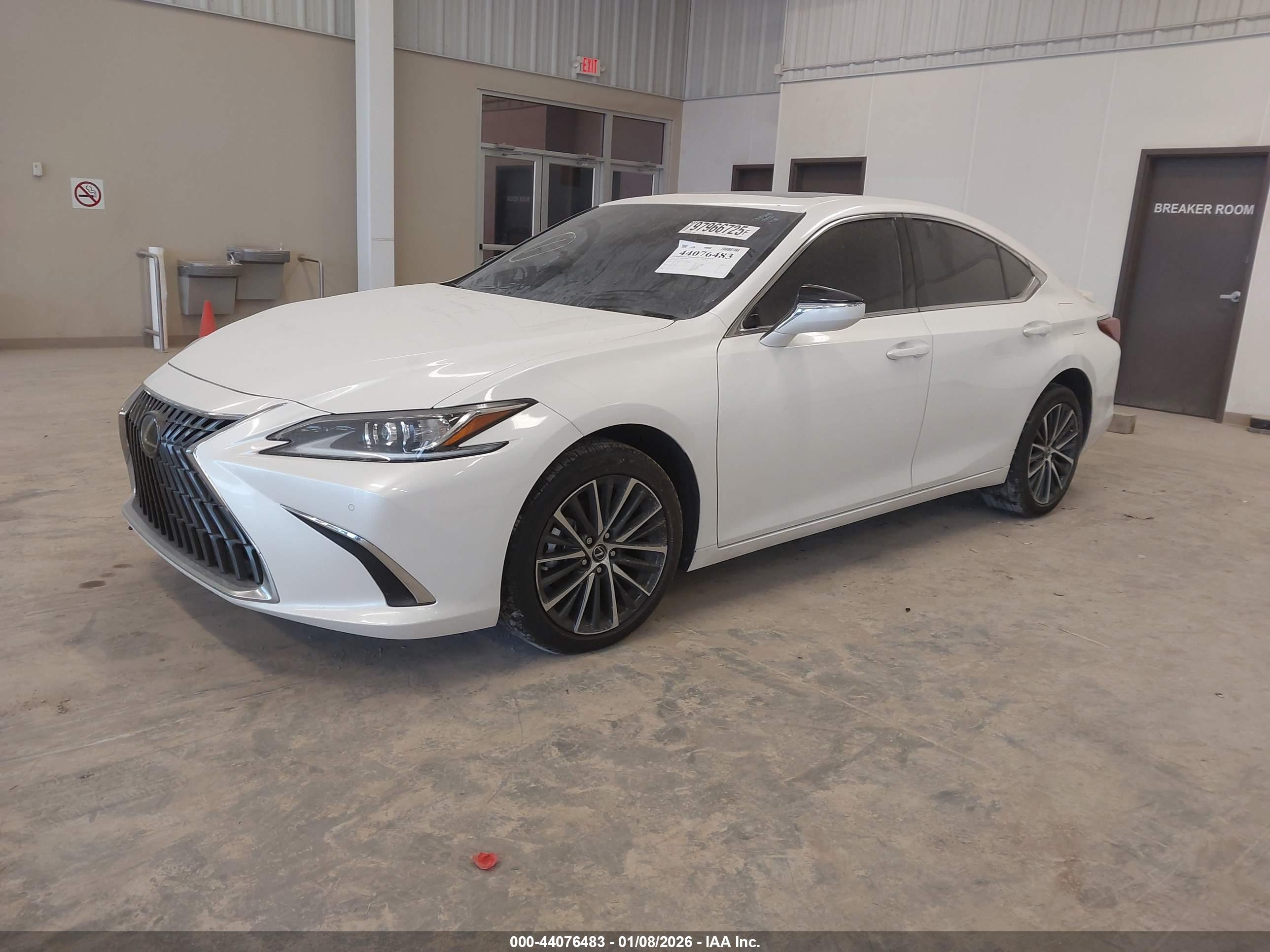 LEXUS ES image 2