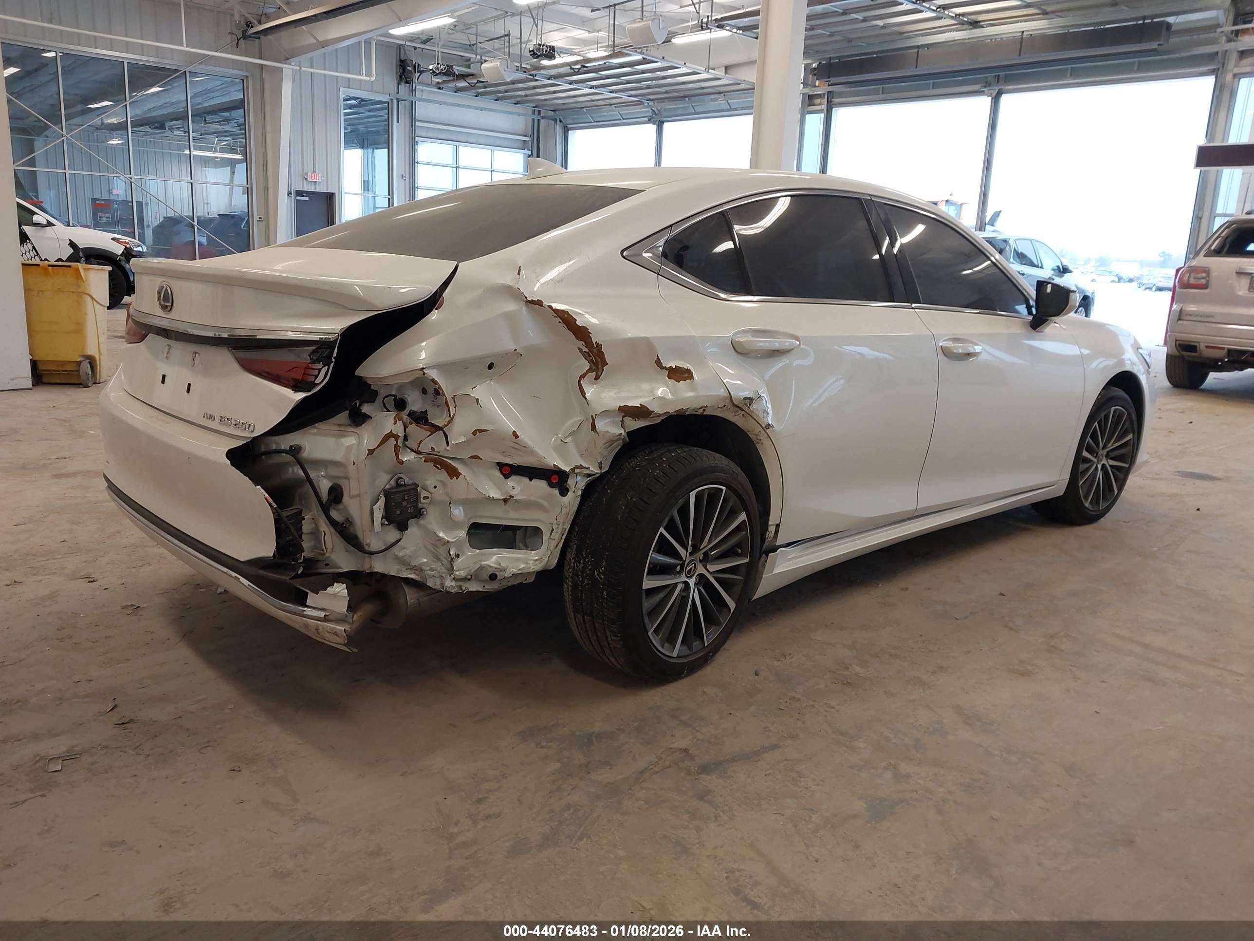 LEXUS ES image 4