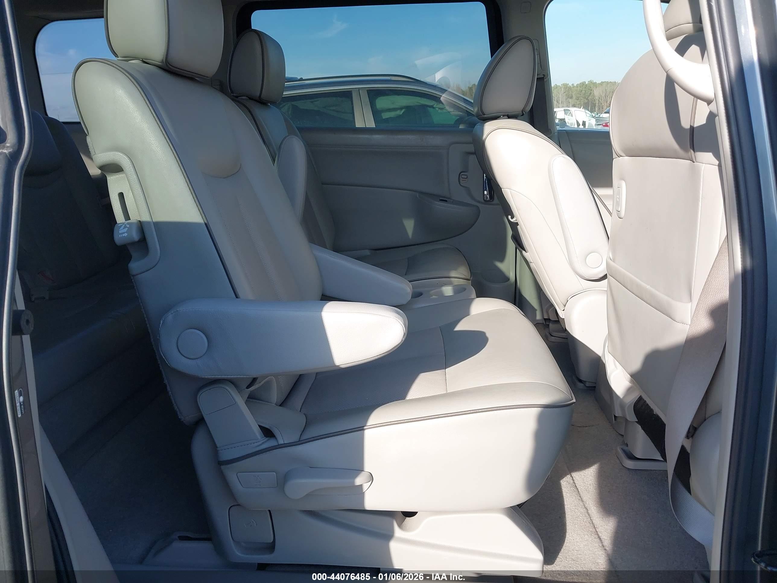 NISSAN QUEST image 8