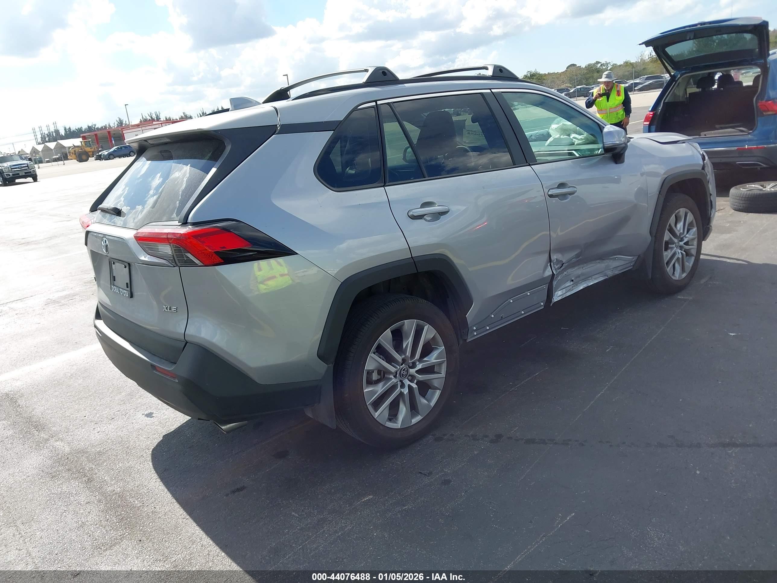 TOYOTA RAV4 image 4