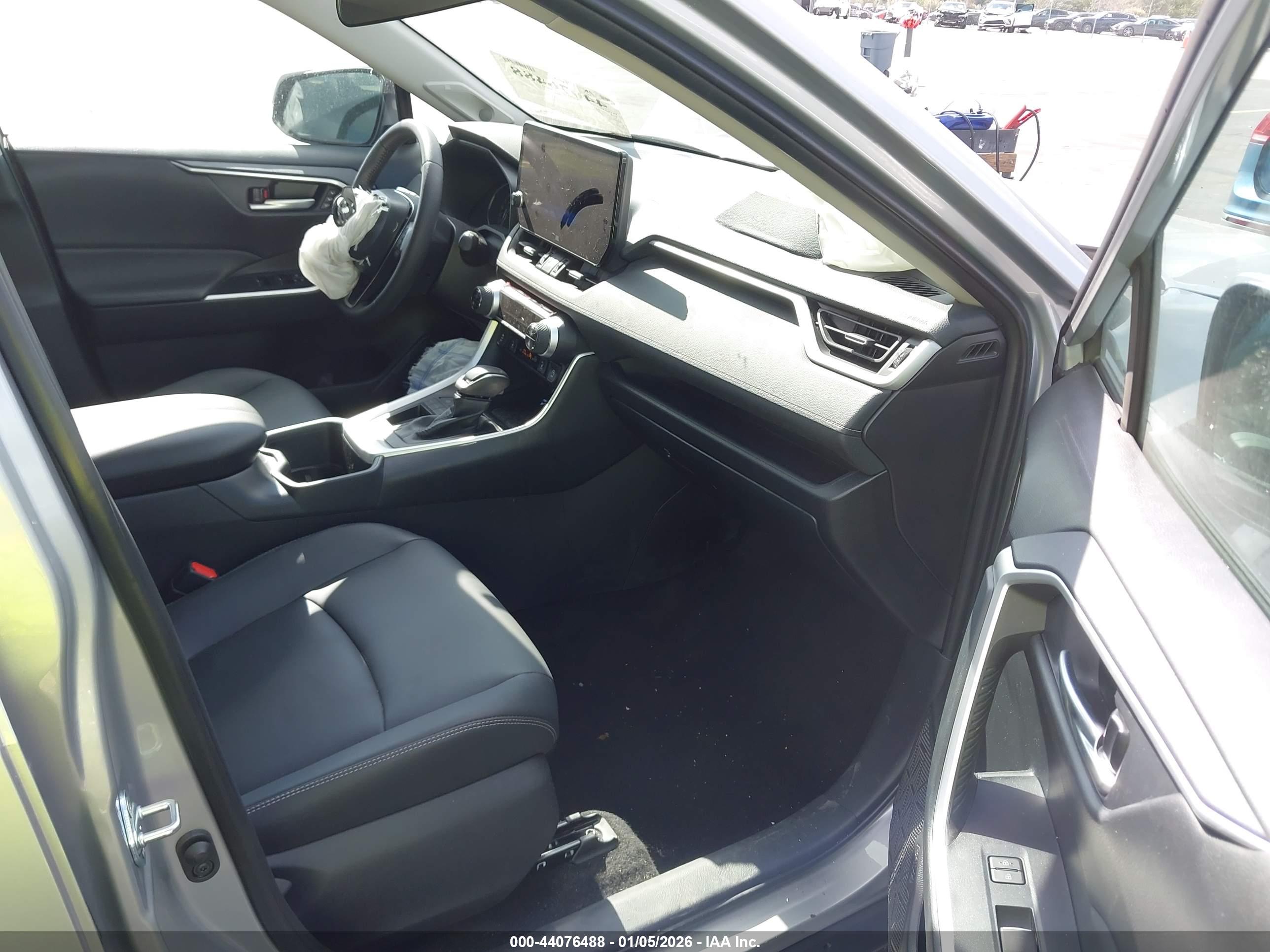 TOYOTA RAV4 image 5