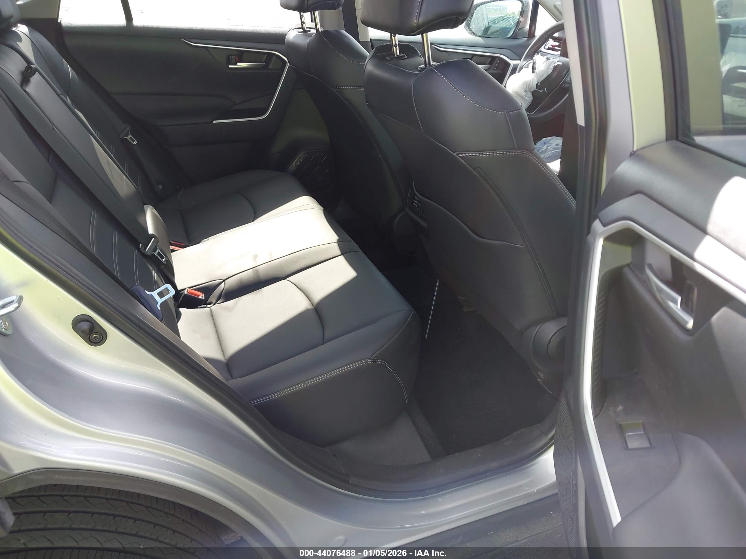 TOYOTA RAV4 image 8