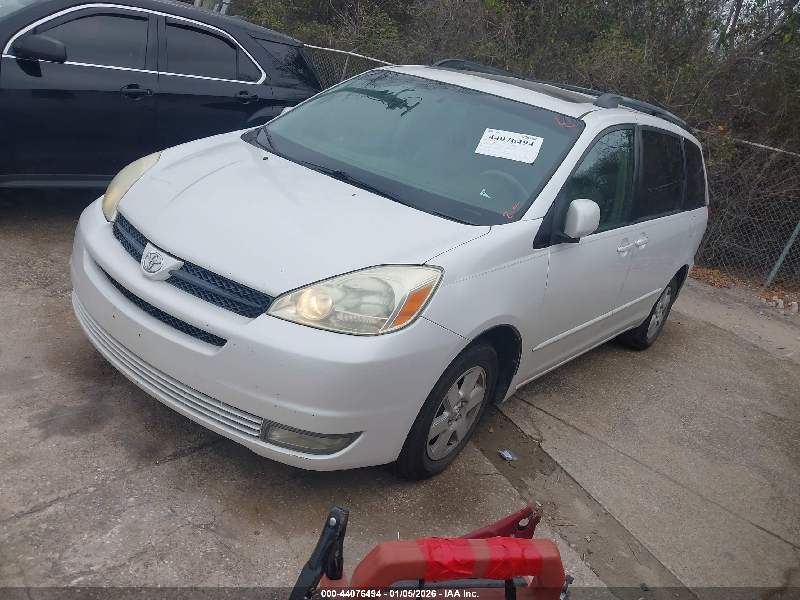 TOYOTA SIENNA image 2