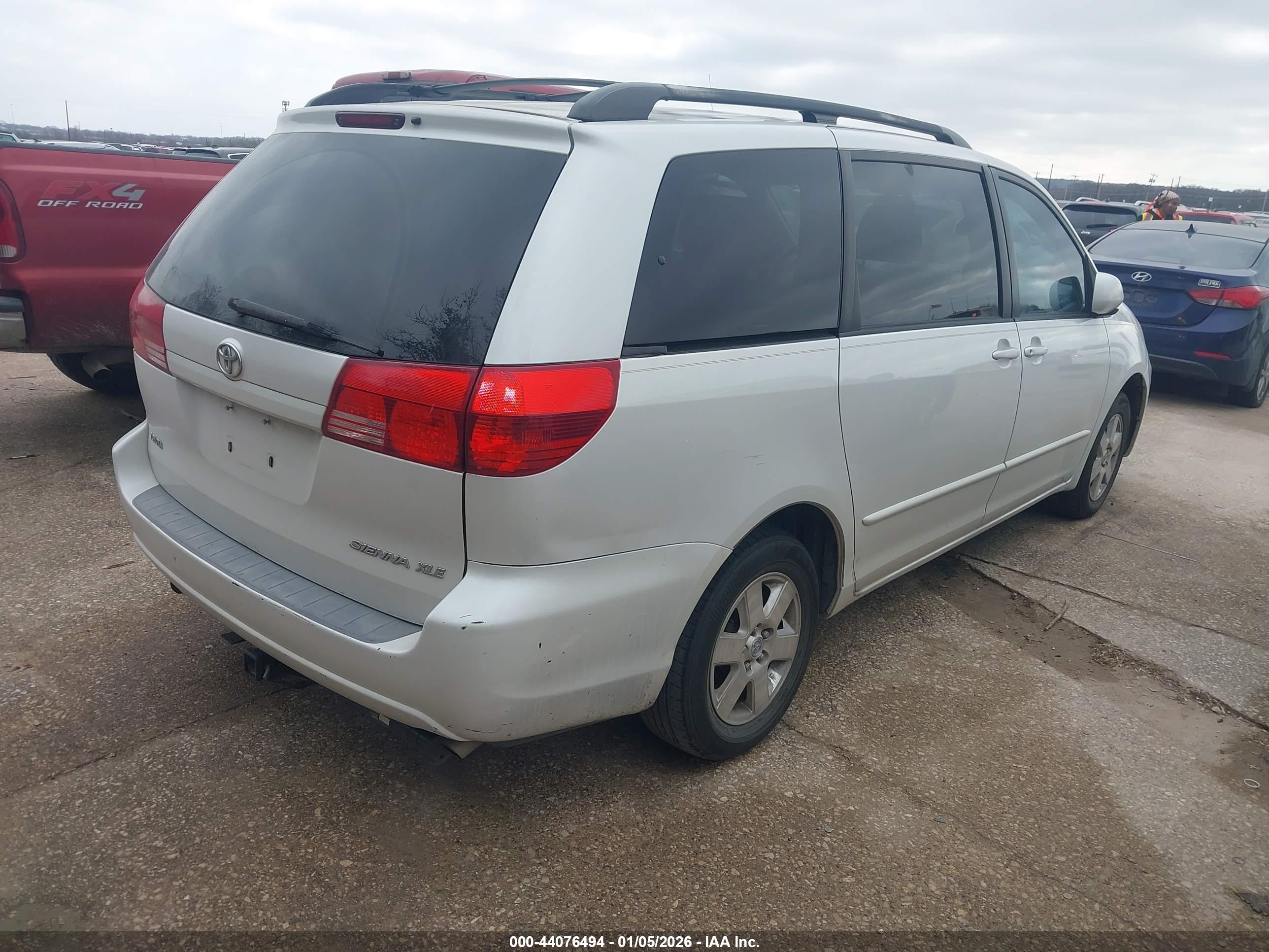 TOYOTA SIENNA image 4