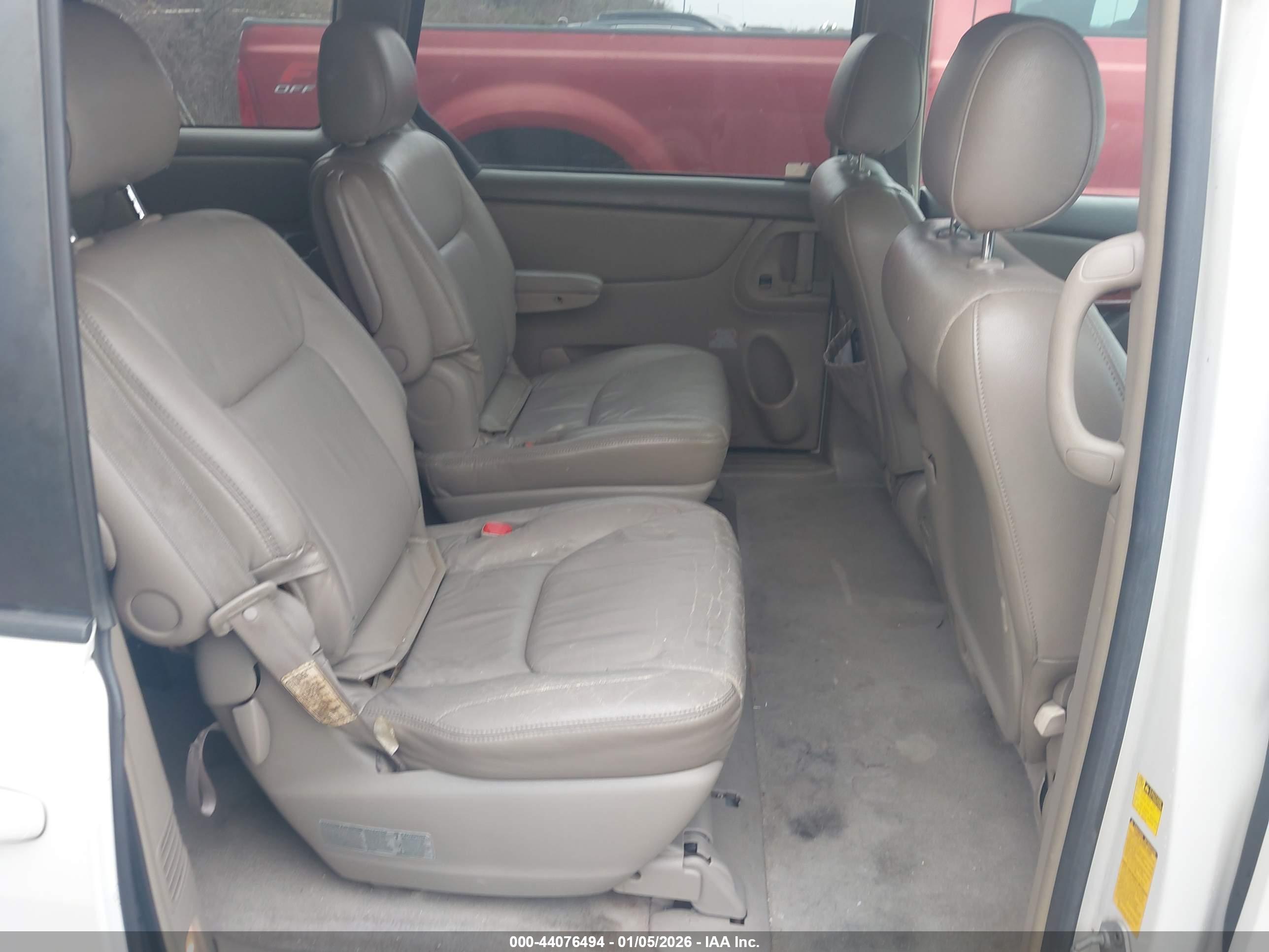 TOYOTA SIENNA image 8