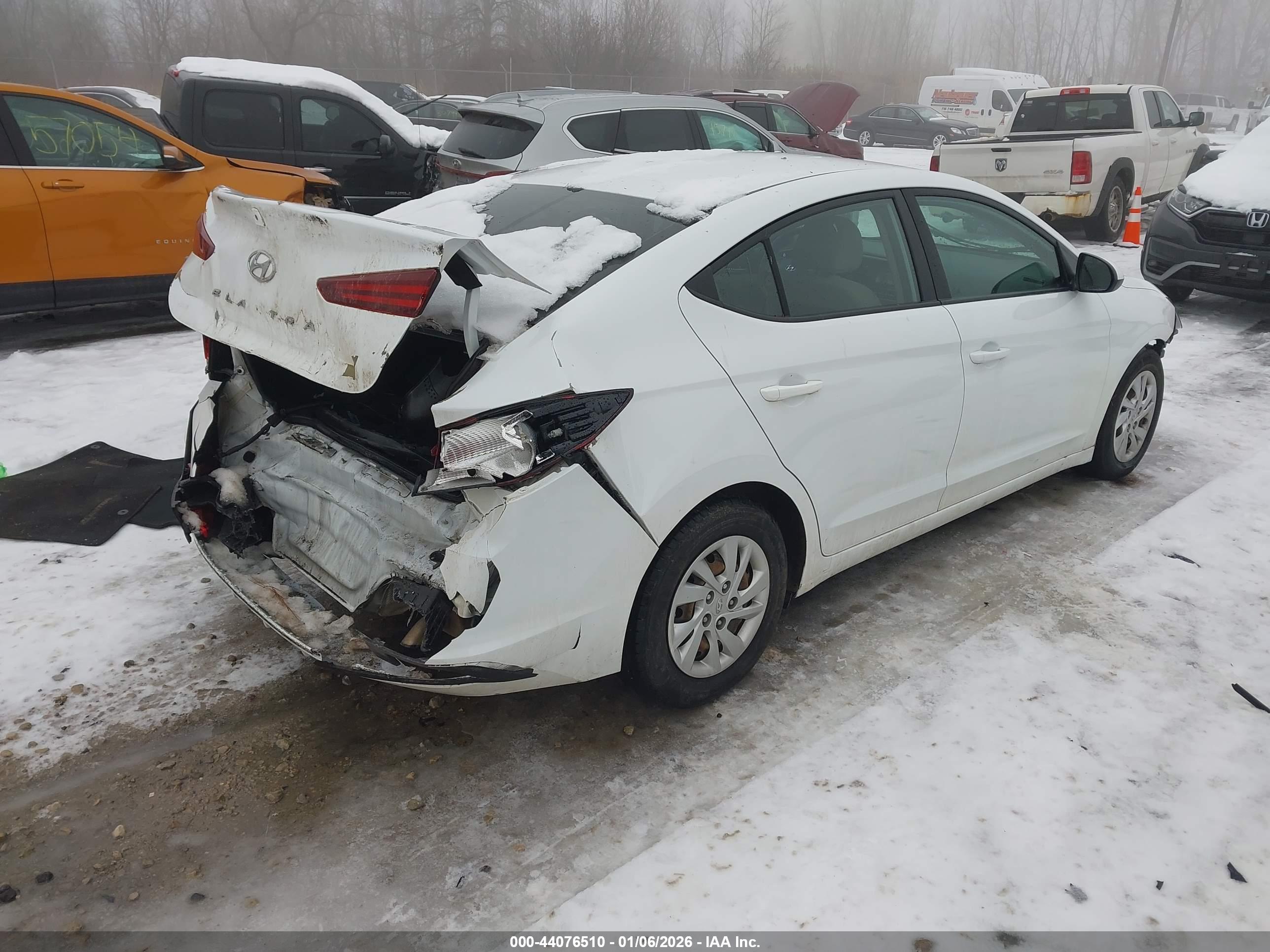 HYUNDAI ELANTRA image 4