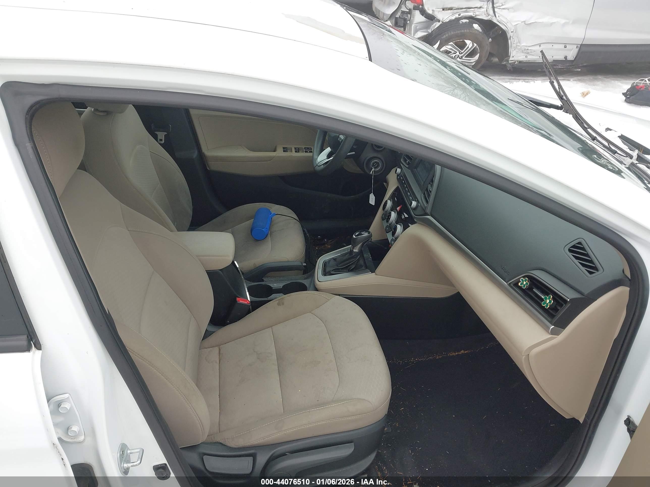 HYUNDAI ELANTRA image 5