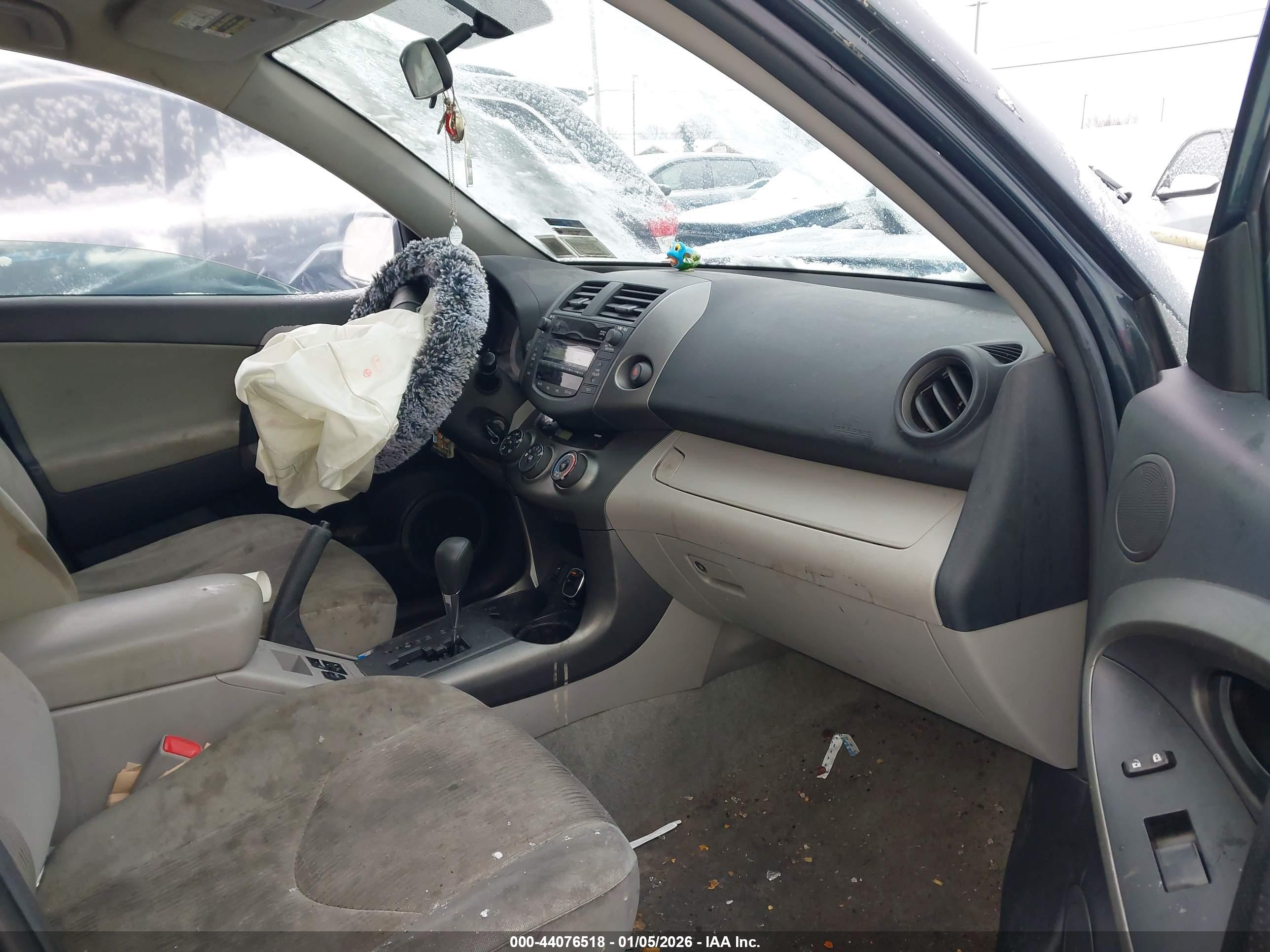 TOYOTA RAV4 image 5