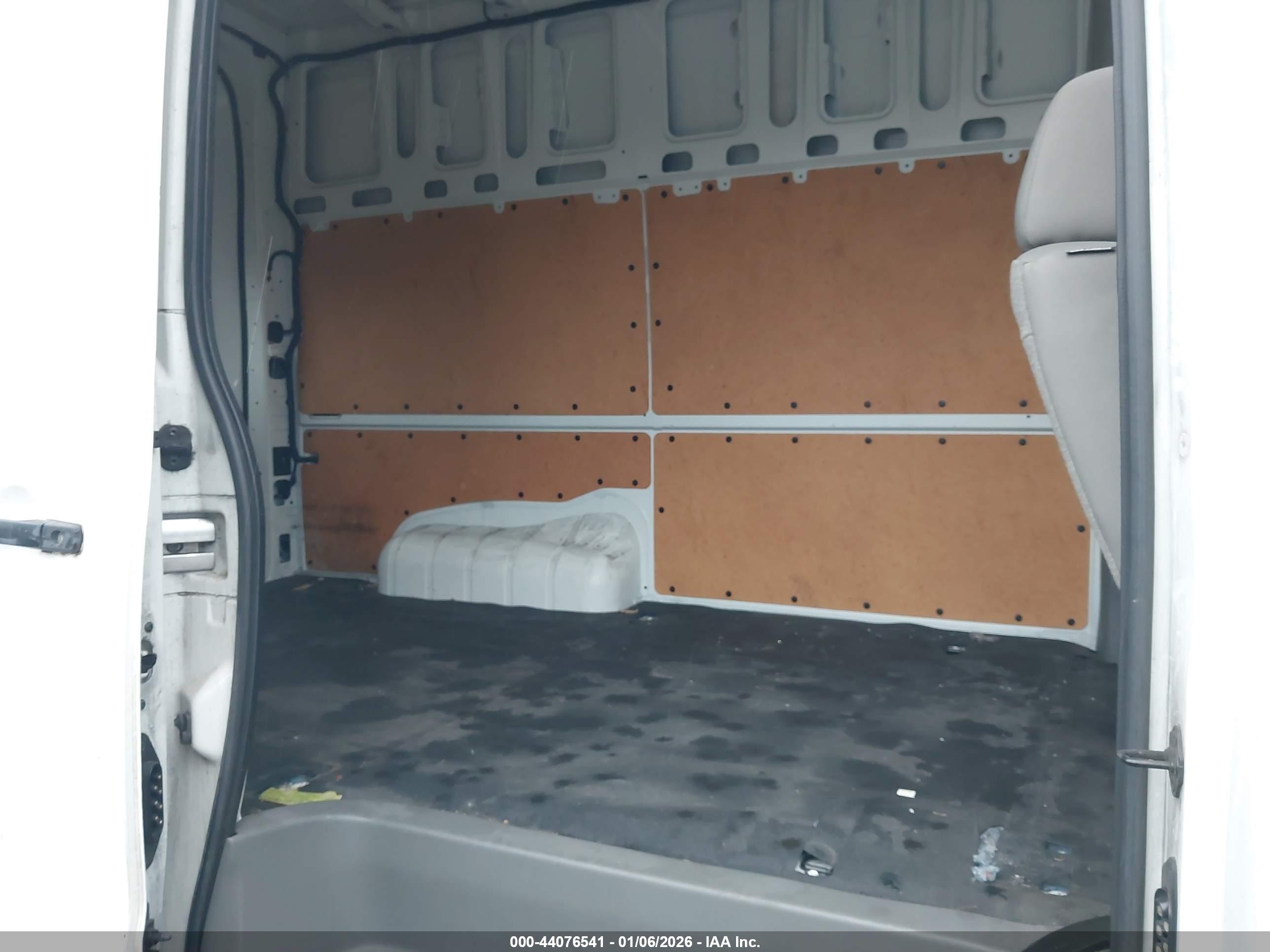 NISSAN NV image 8