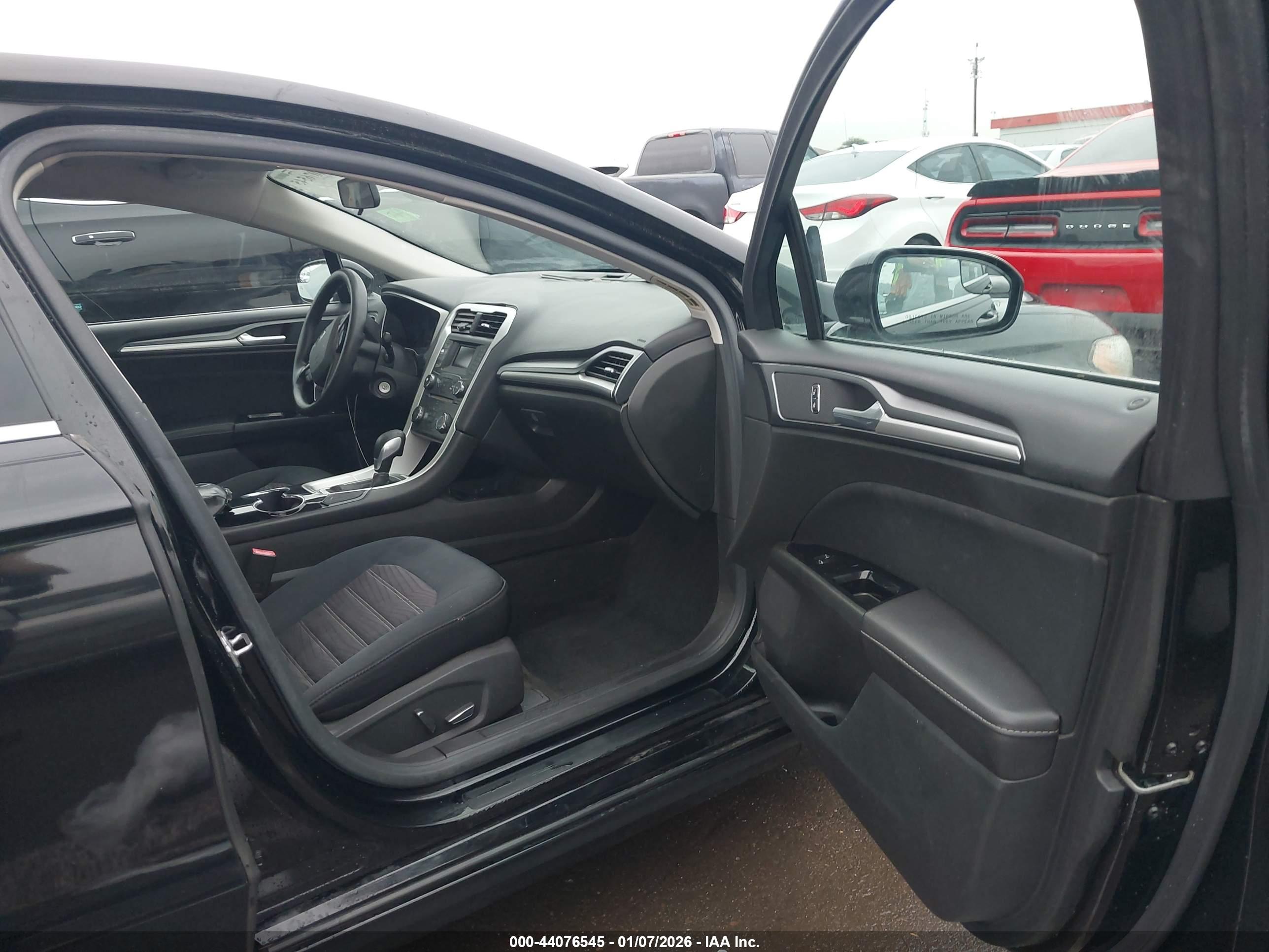FORD FUSION image 5