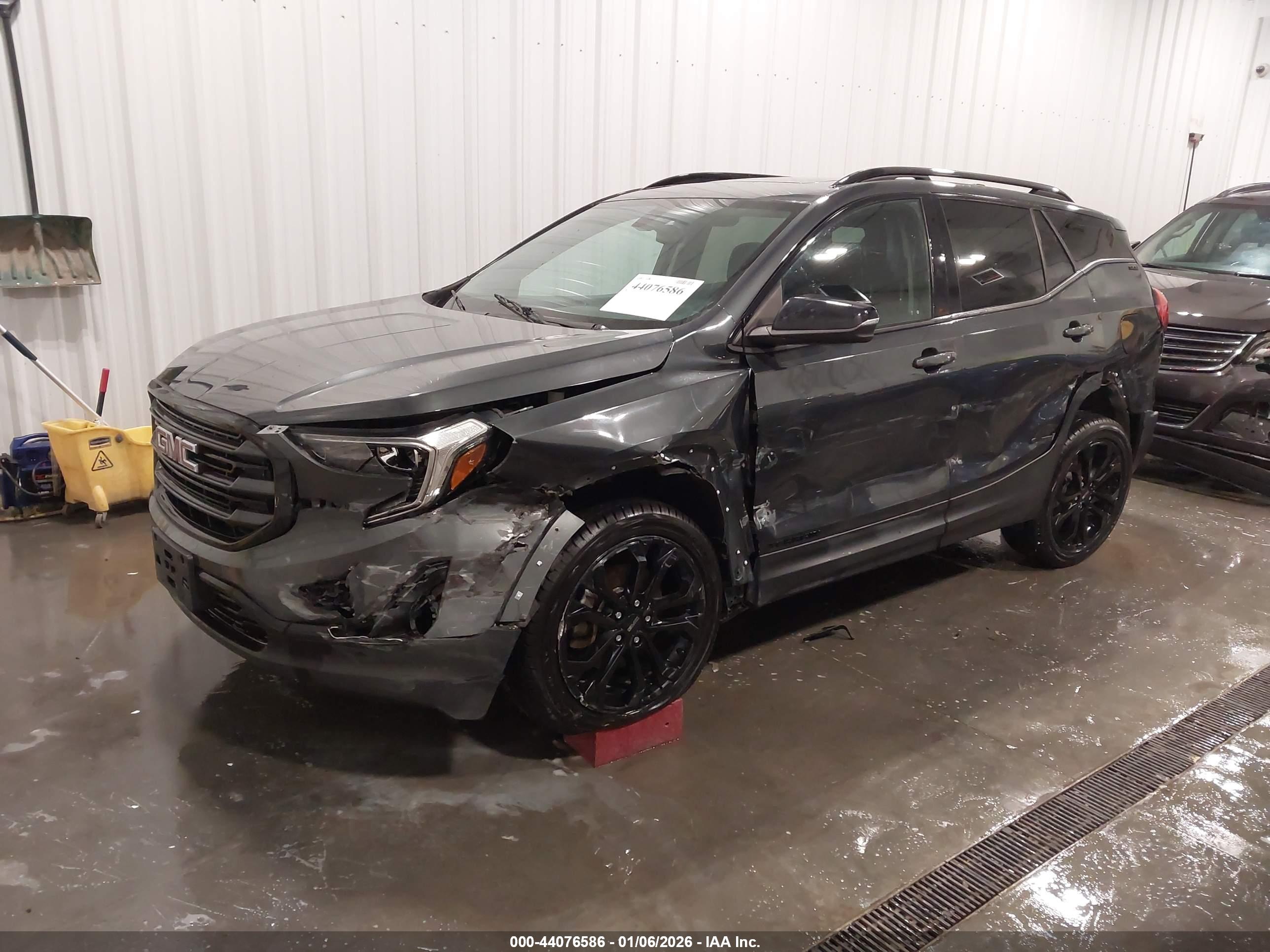 GMC TERRAIN image 2