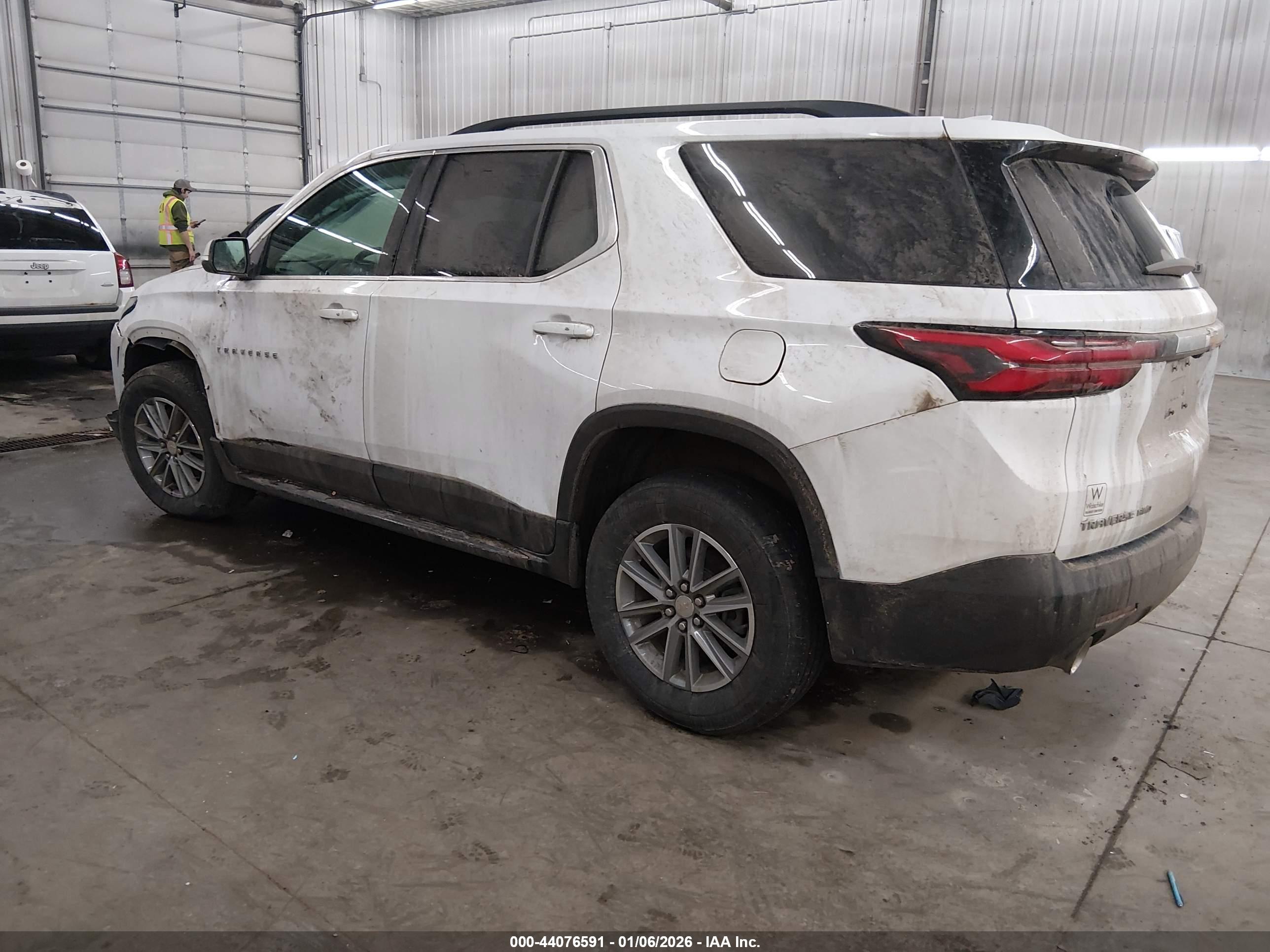 CHEVROLET TRAVERSE image 3