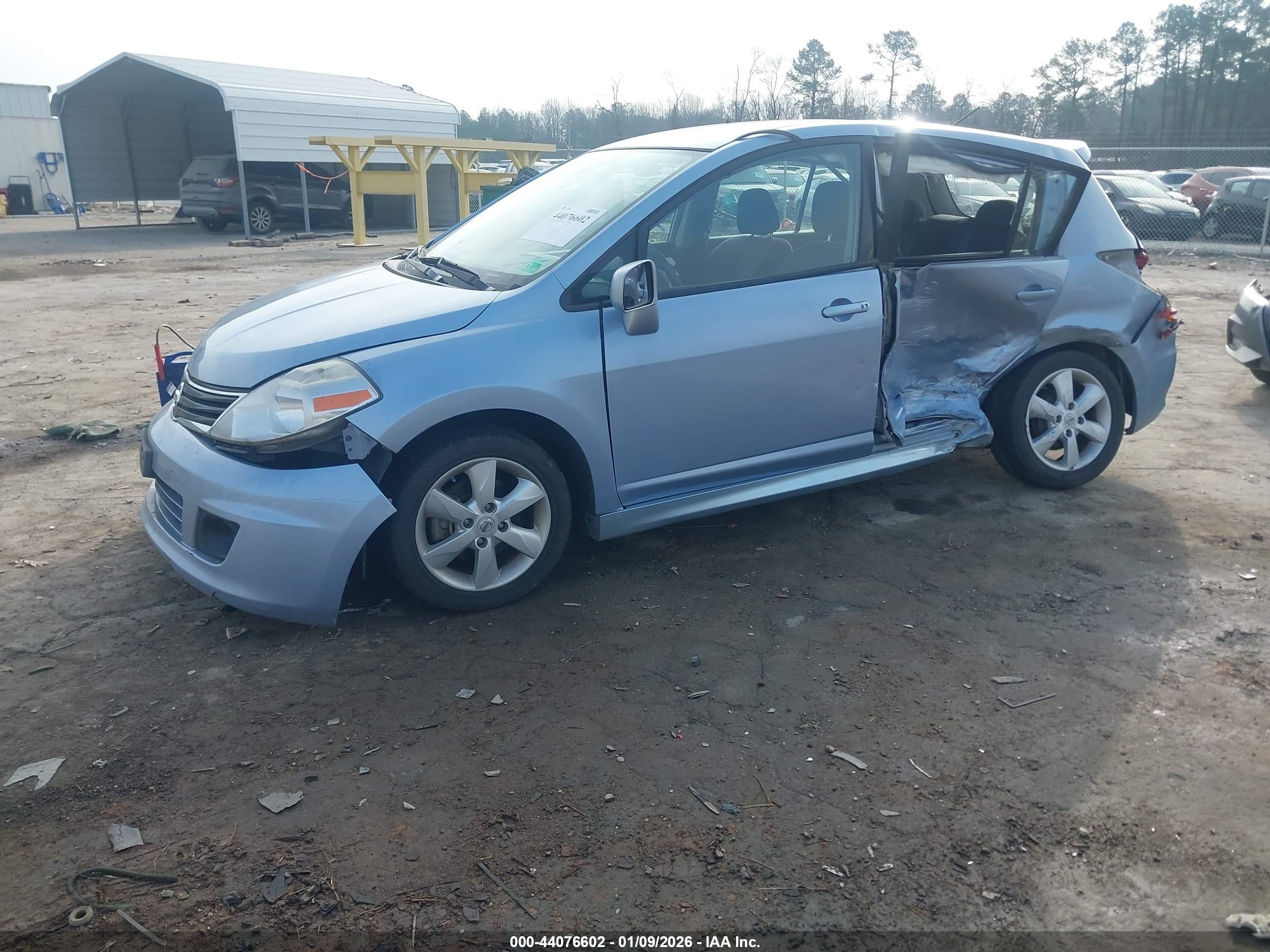NISSAN VERSA image 2