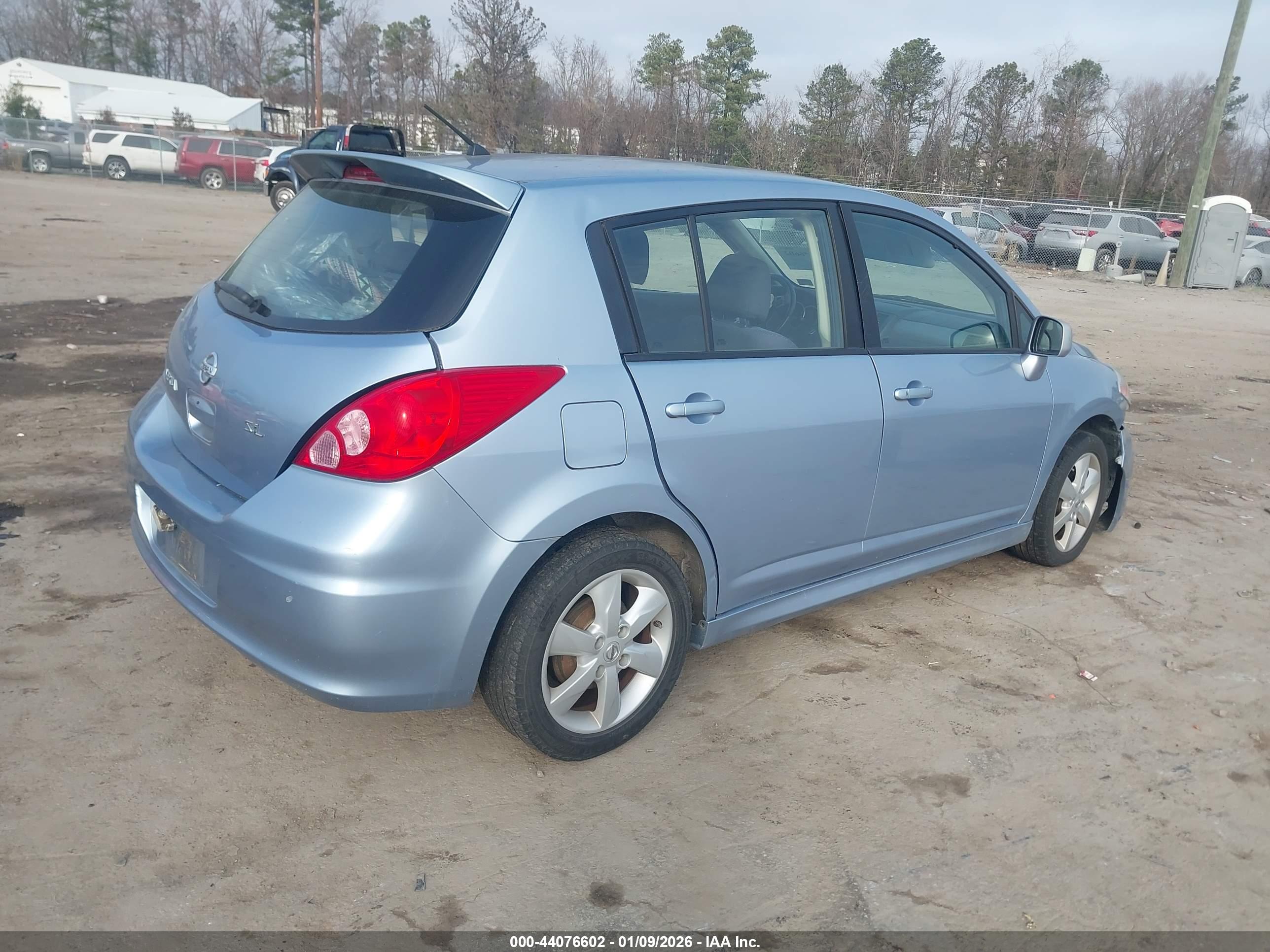 NISSAN VERSA image 4