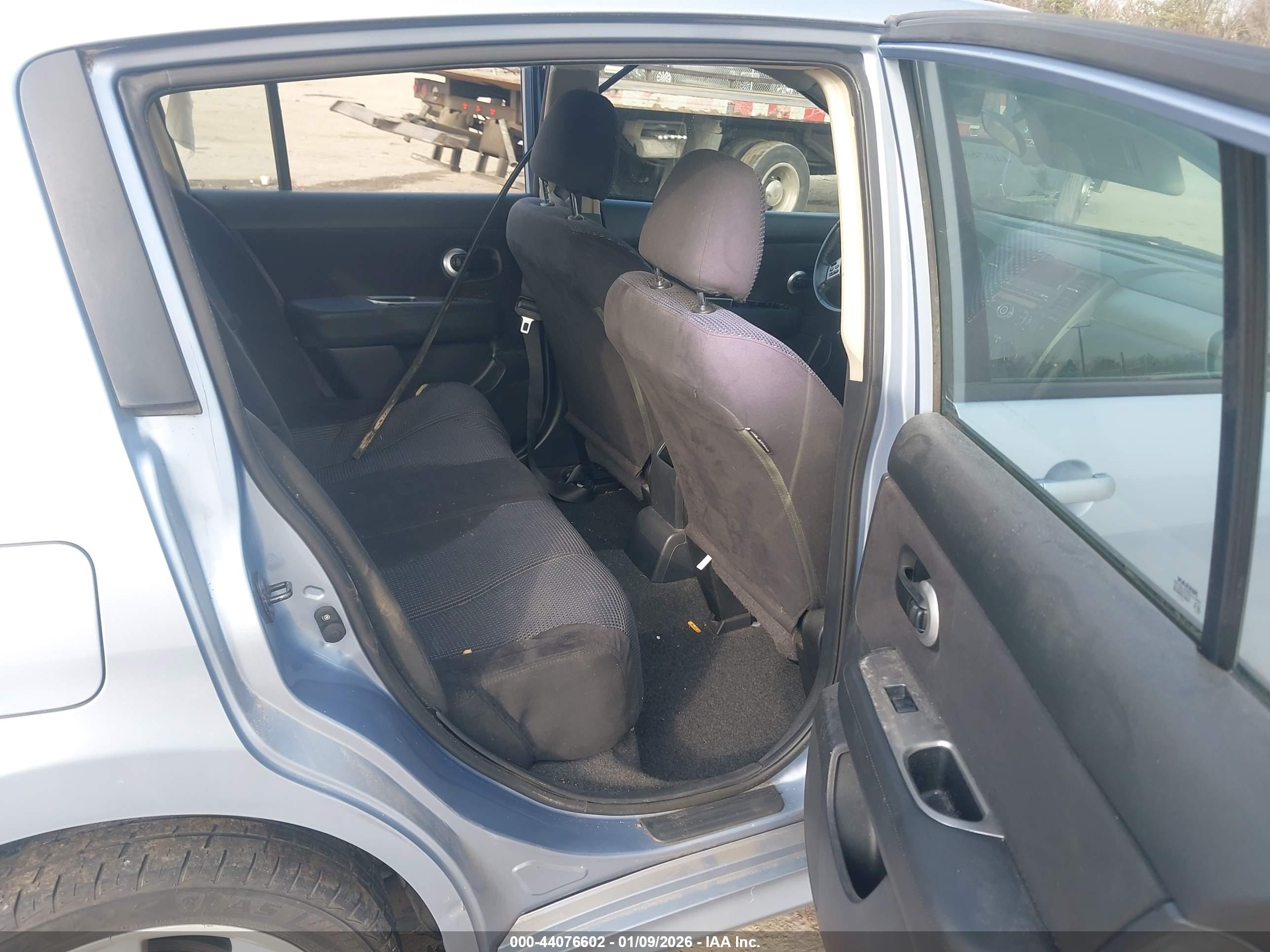 NISSAN VERSA image 8