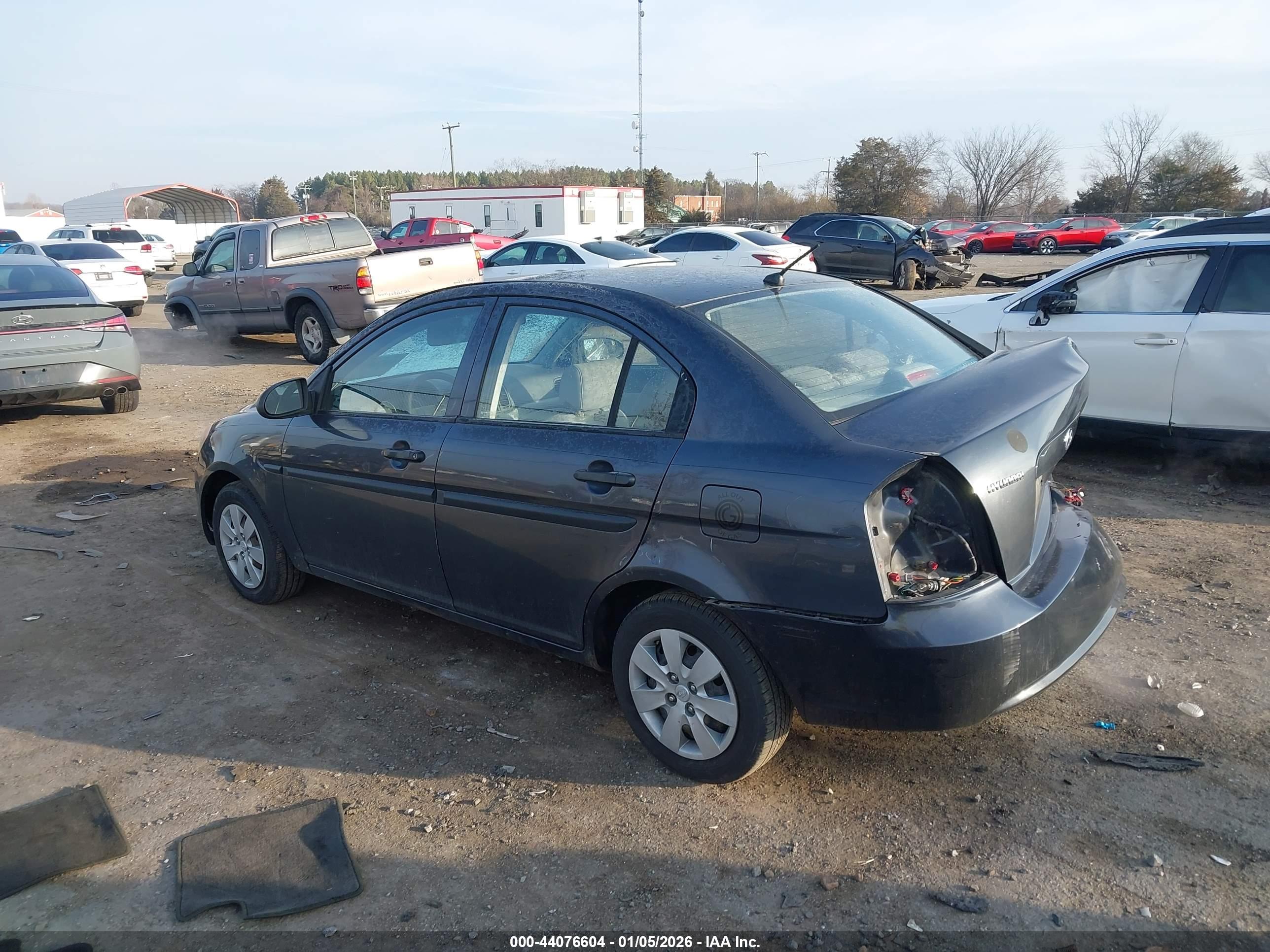 HYUNDAI ACCENT image 3