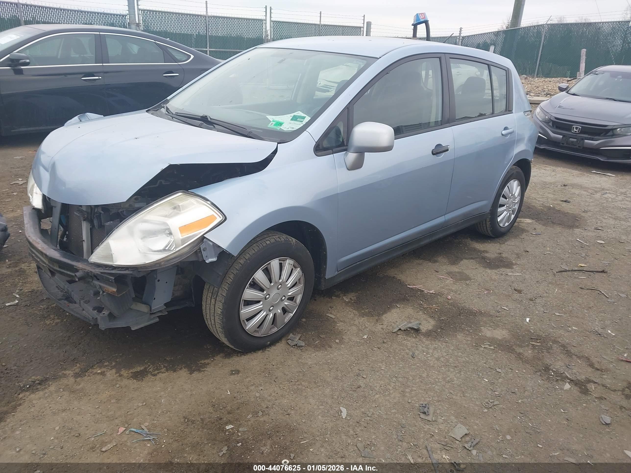 NISSAN VERSA image 2
