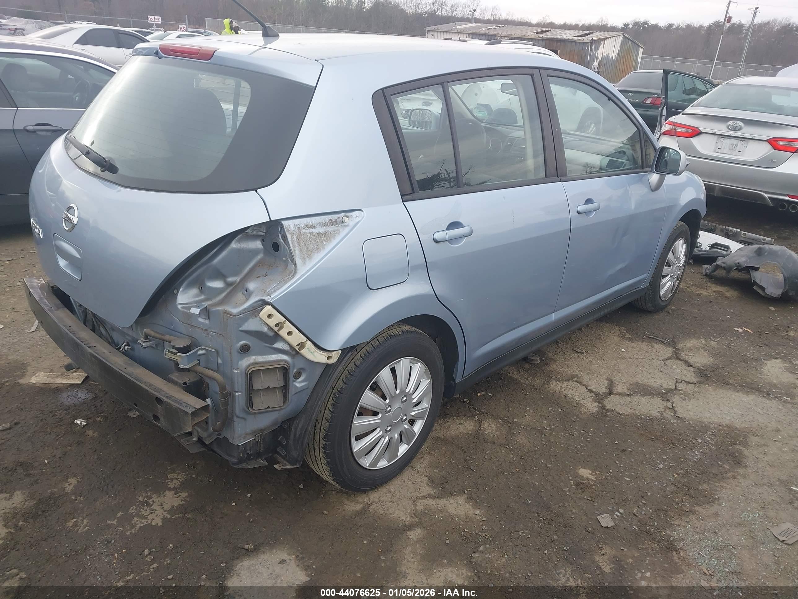 NISSAN VERSA image 4