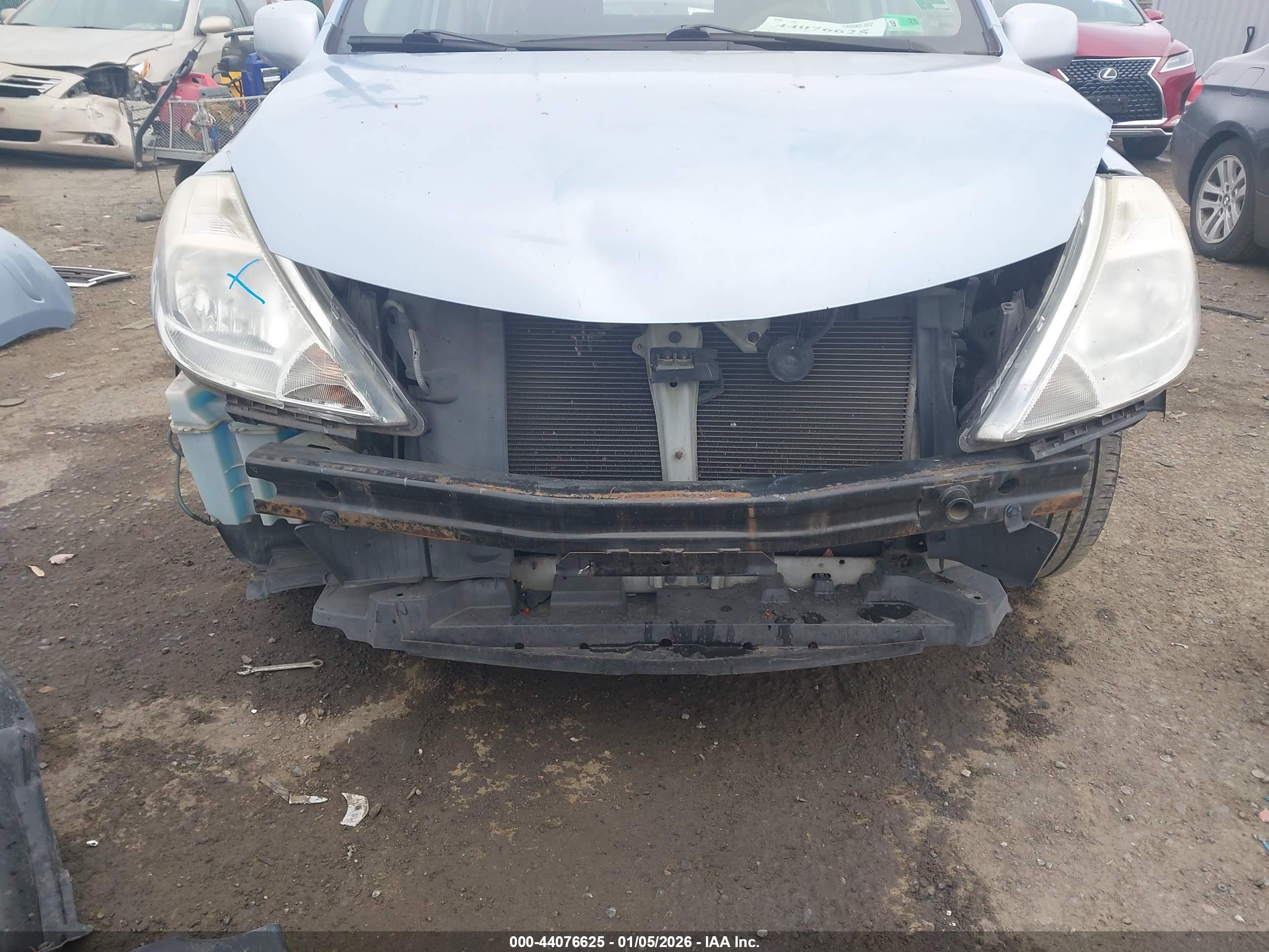 NISSAN VERSA image 6