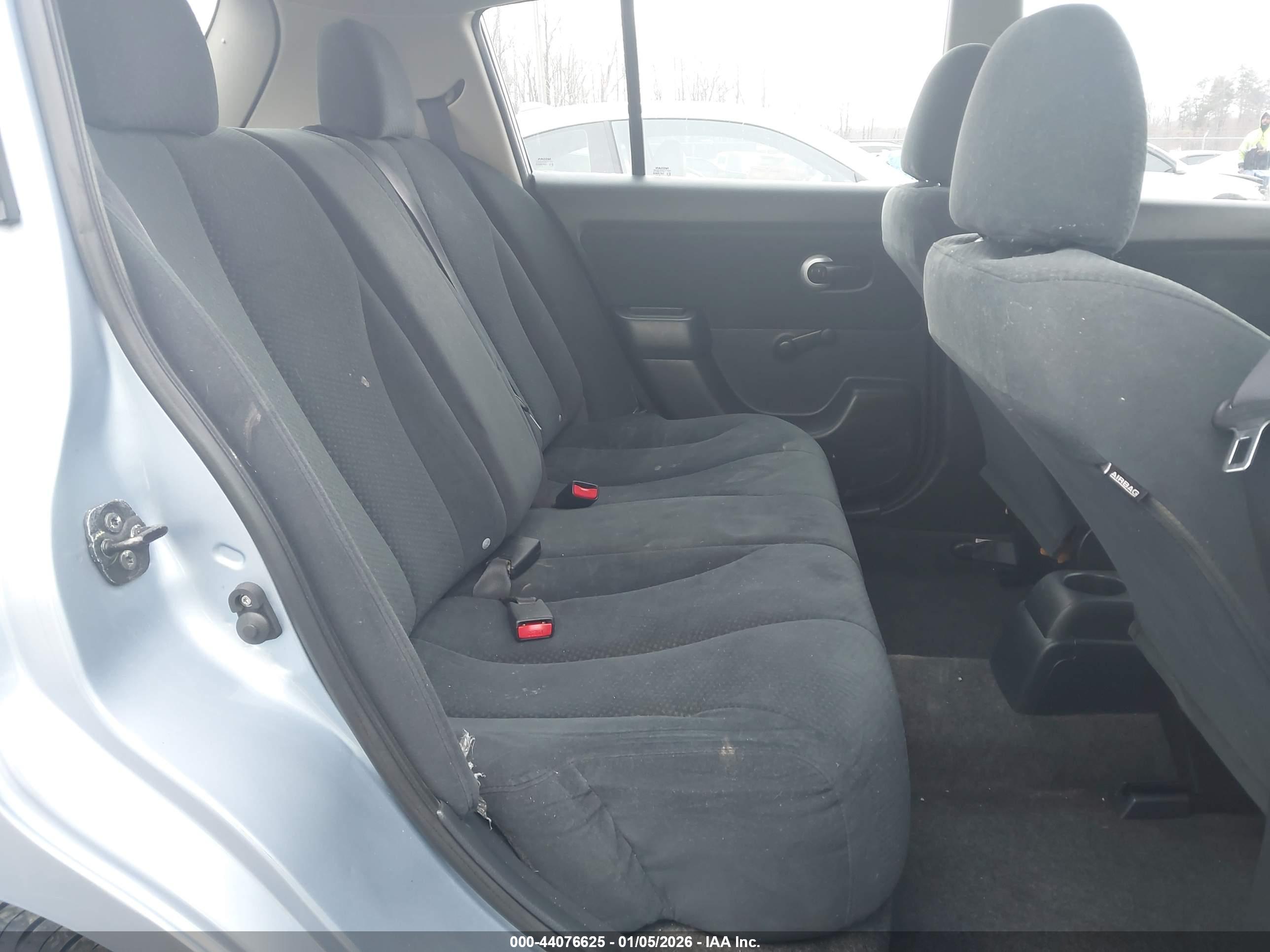 NISSAN VERSA image 8