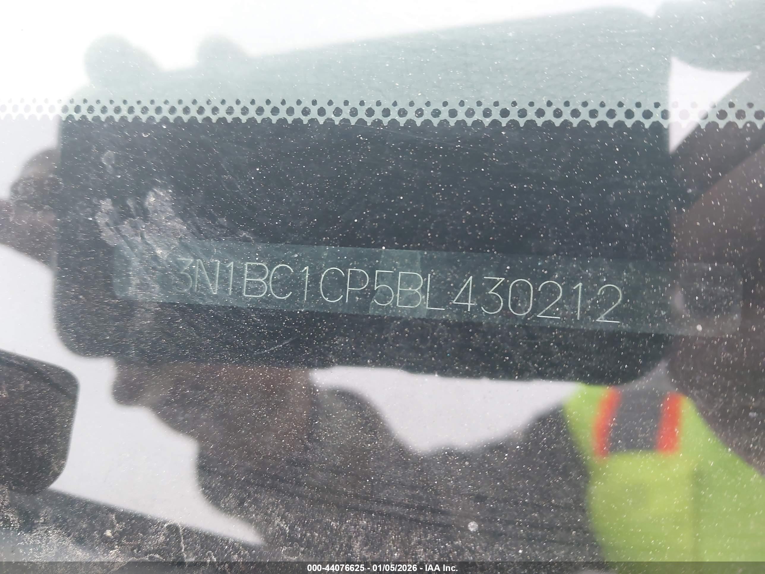 NISSAN VERSA image 9