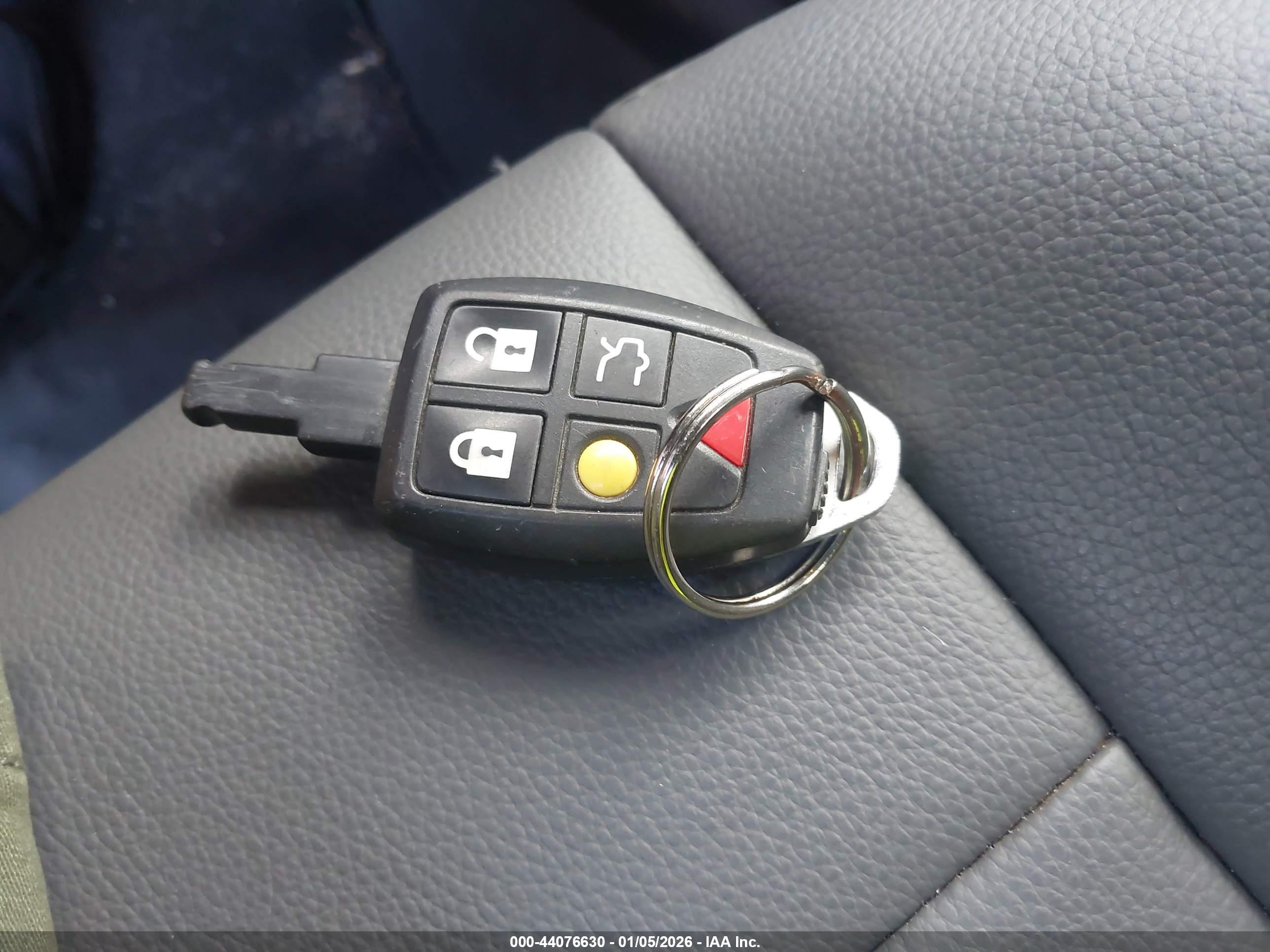 VOLVO C70 image 11