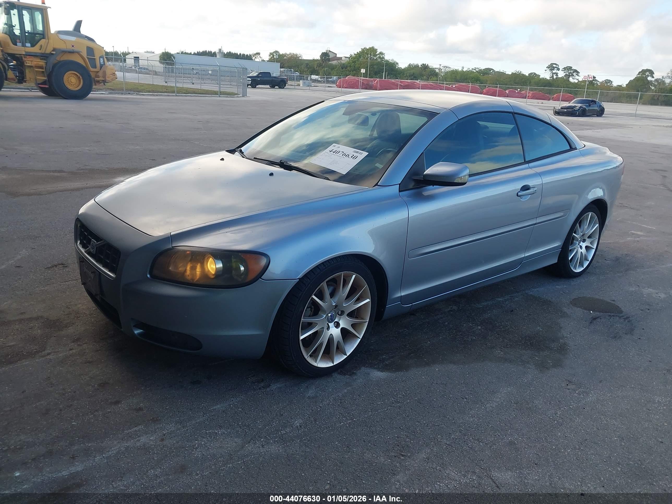 VOLVO C70 image 2