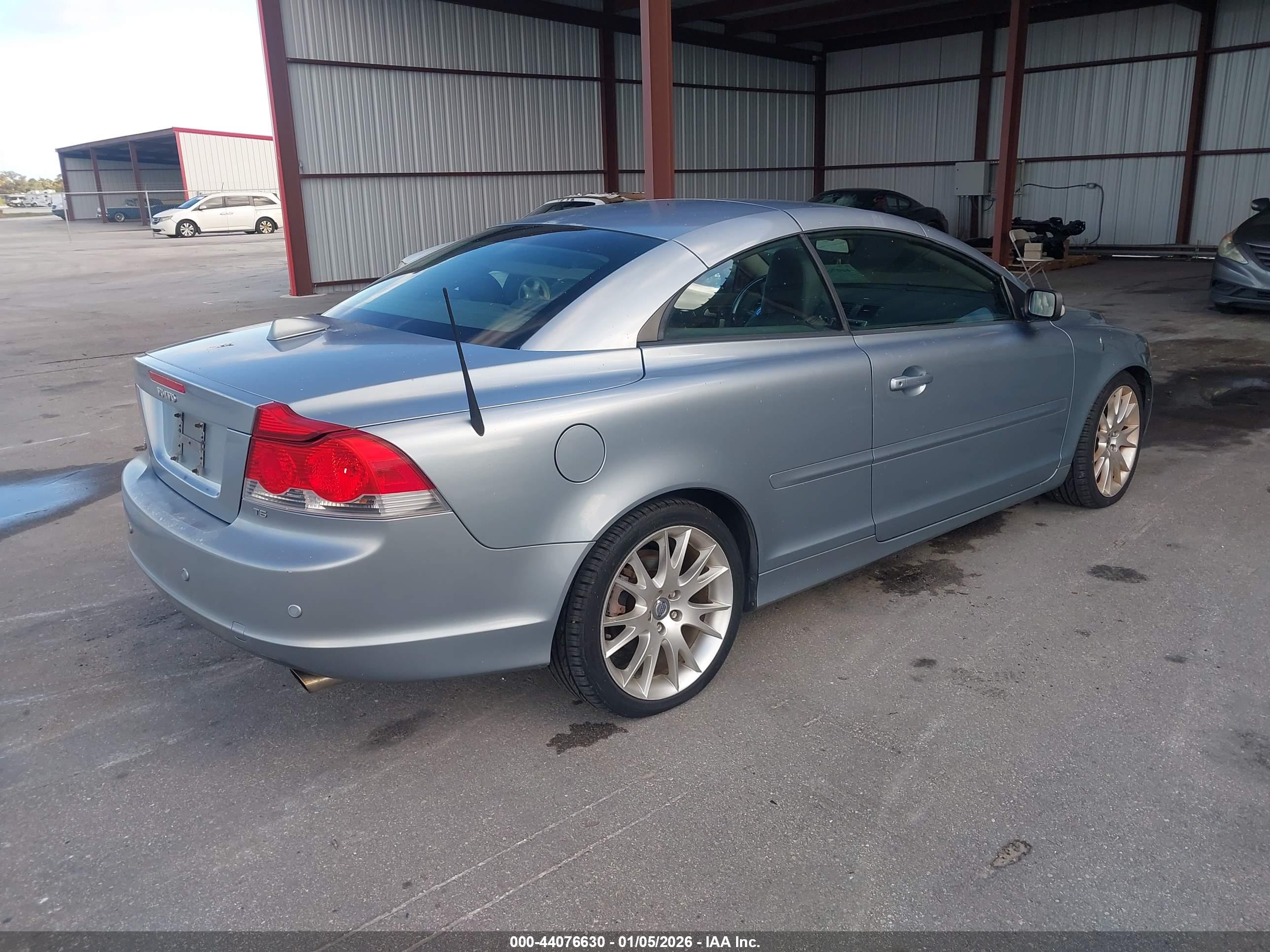 VOLVO C70 image 4