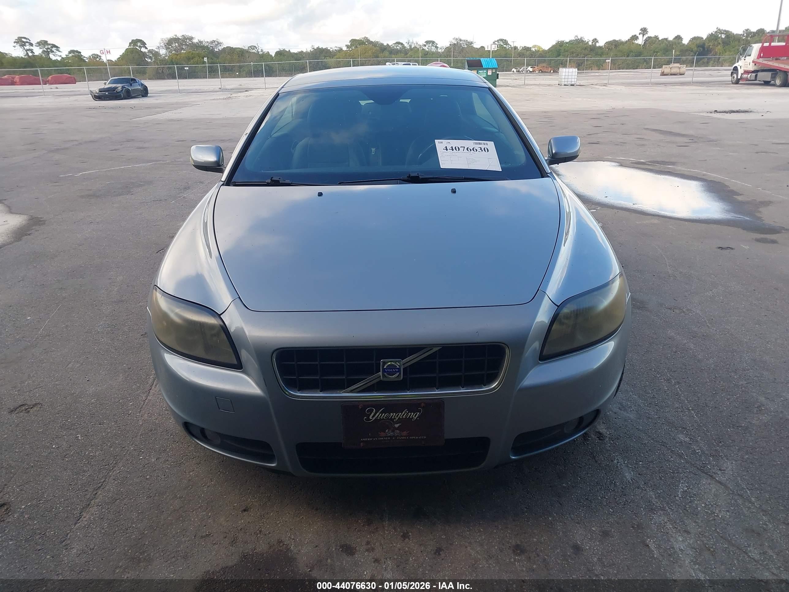 VOLVO C70 image 6