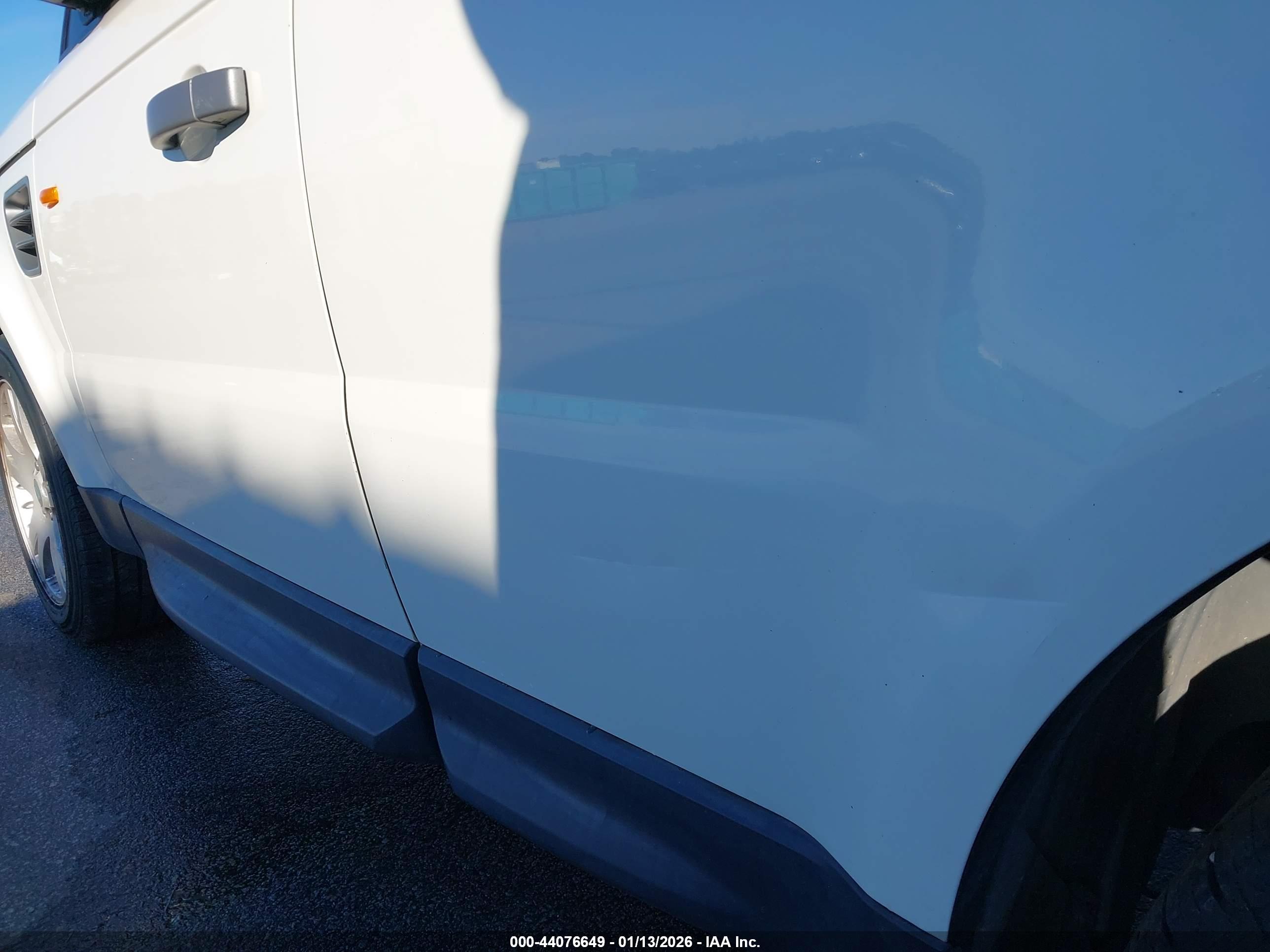LAND ROVER image 6