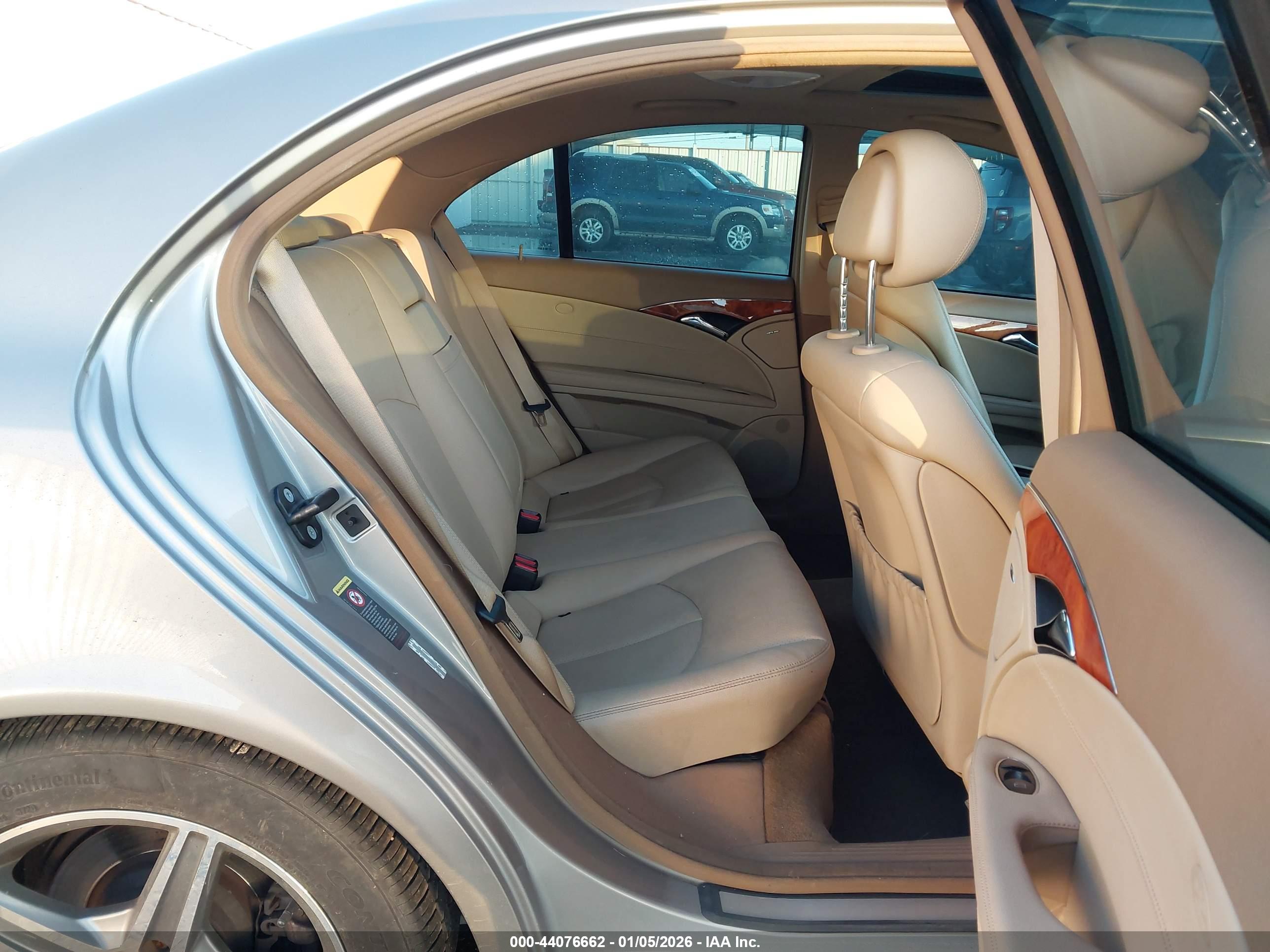 MERCEDES-BENZ E image 8