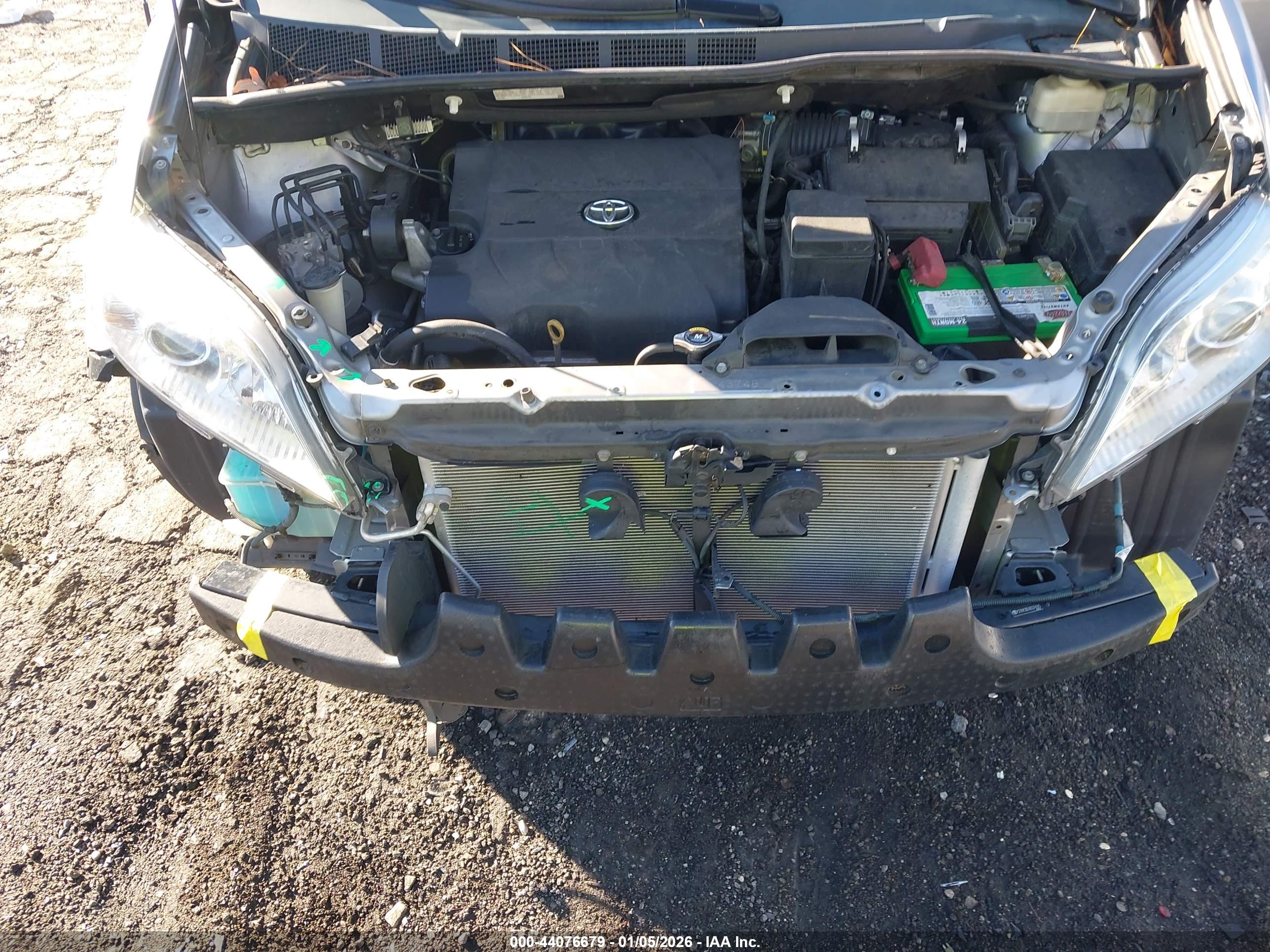 TOYOTA SIENNA image 10