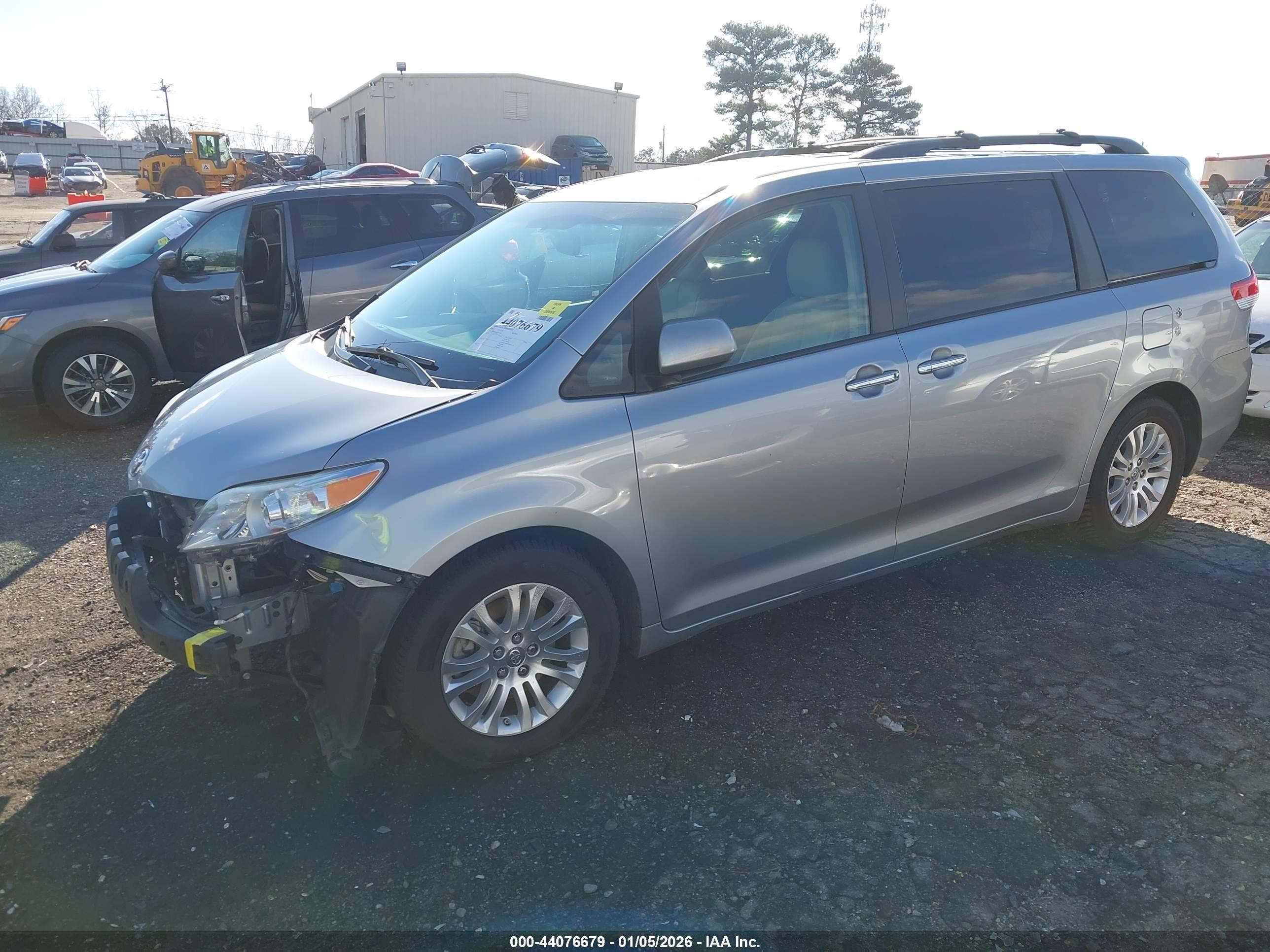 TOYOTA SIENNA image 2
