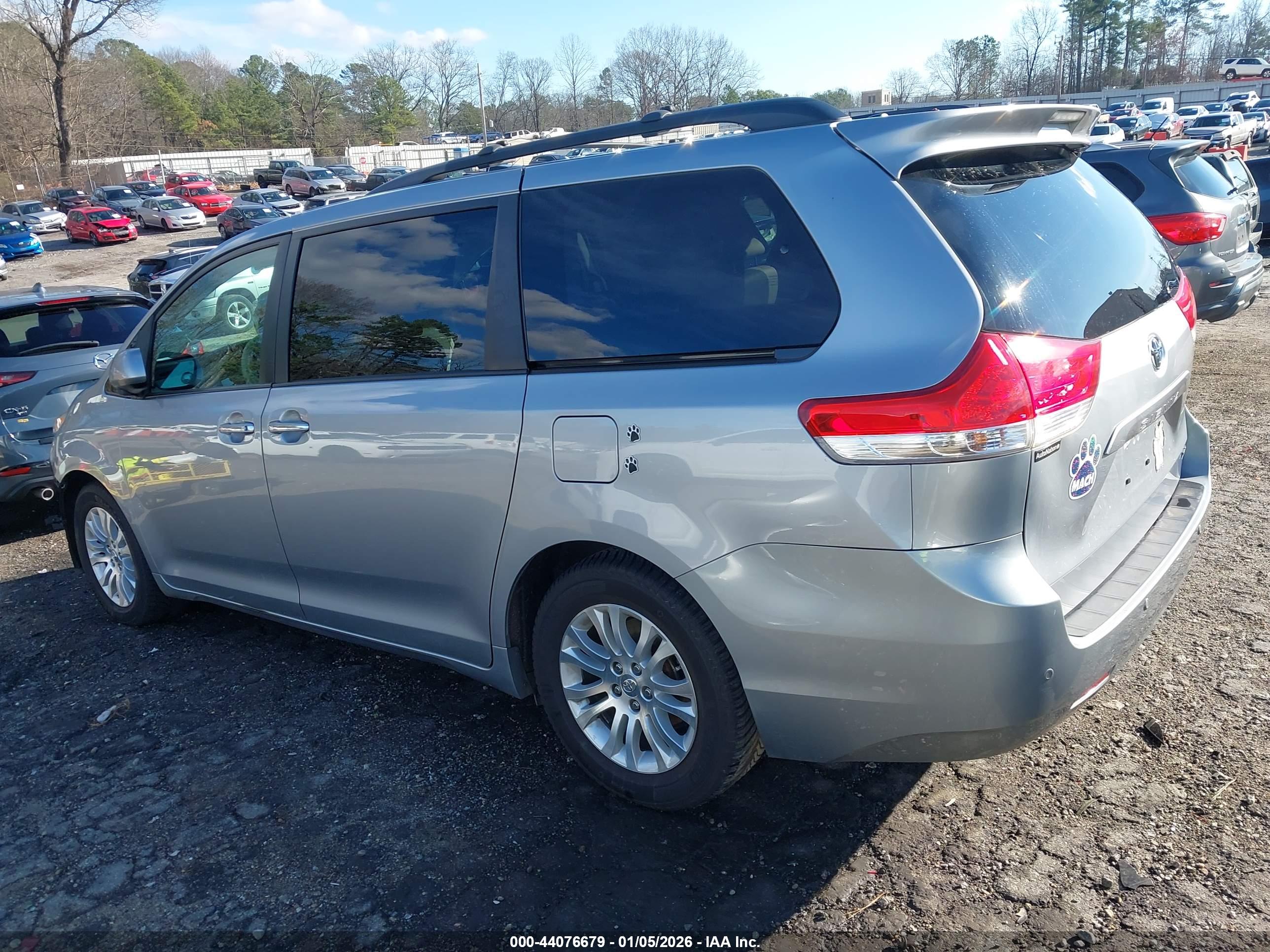 TOYOTA SIENNA image 3
